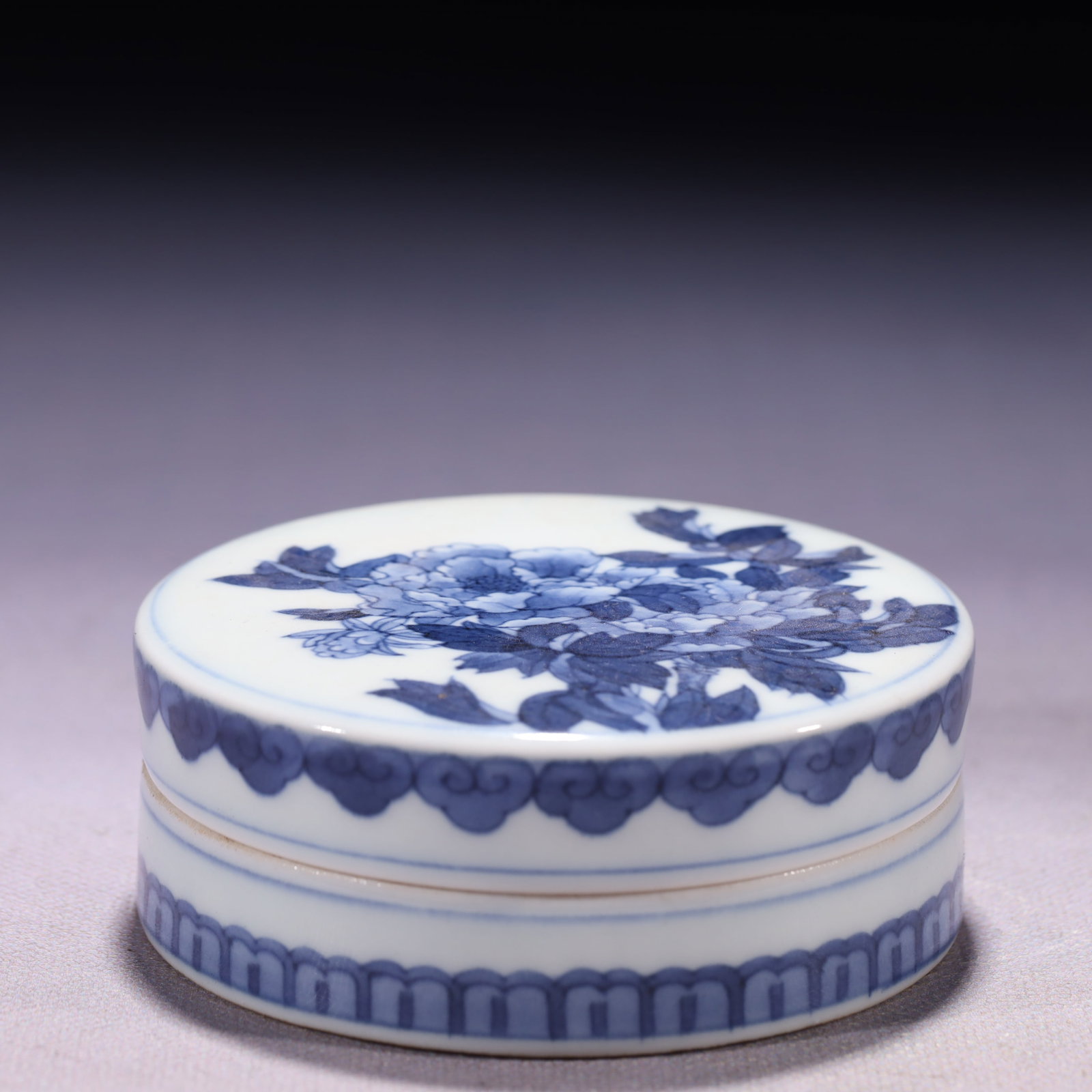 An Exquisite Blue and White Flower Pattern Box with Cover: An Exquisite Blue and White Flower Pattern Box with Cover,Qing Dynasty,China,Yongzheng Six-character Mark,Size:3.5inx1.4in,Weight:196g