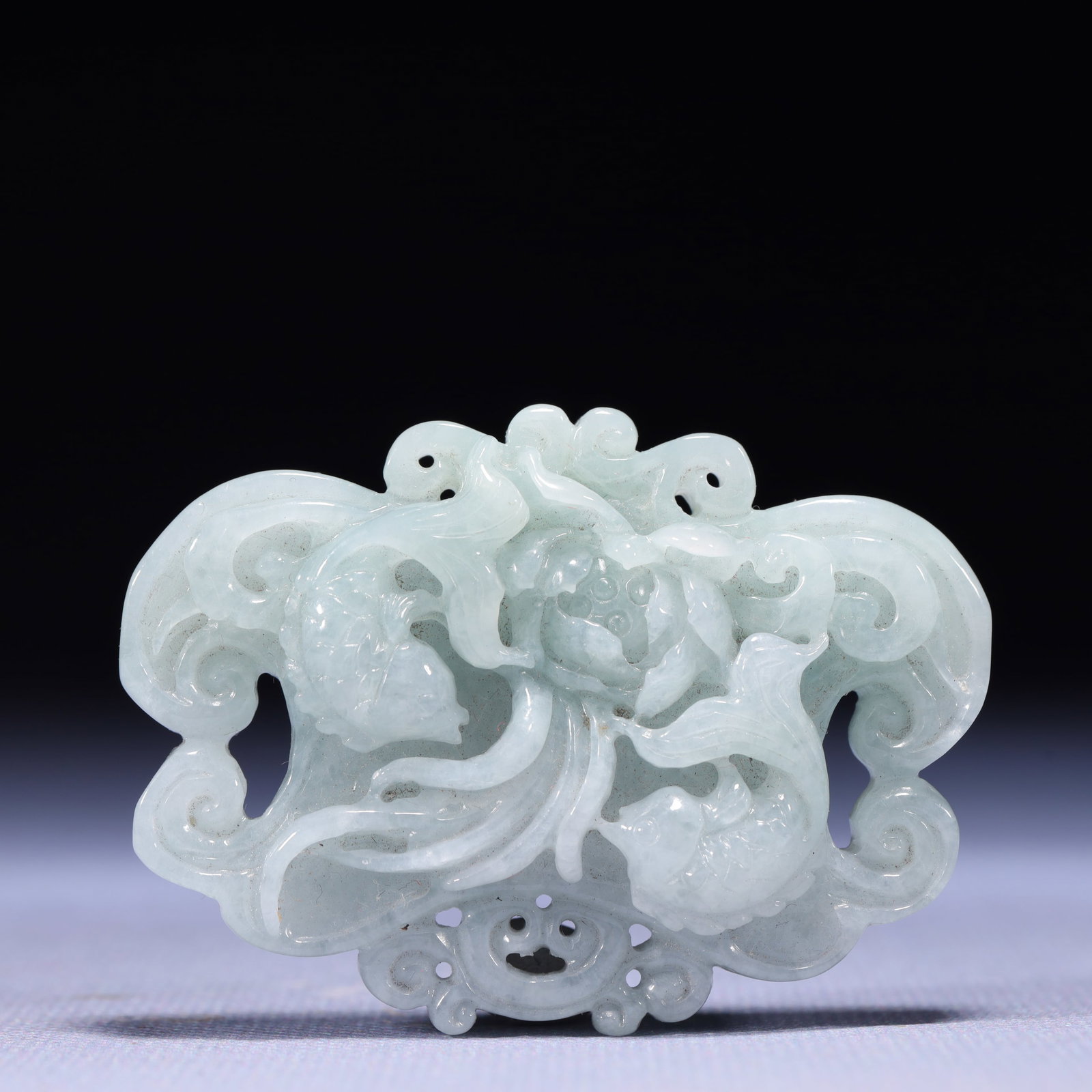 An Exquisite Jadeite Flower and Fish Pattern Pendant: An Exquisite Jadeite Flower and Fish Pattern Pendant,Qing Dynasty,China,Size:2.4inx0.4inx1.8in,Weight:64g 翡翠花卉鱼纹挂件,中国清É