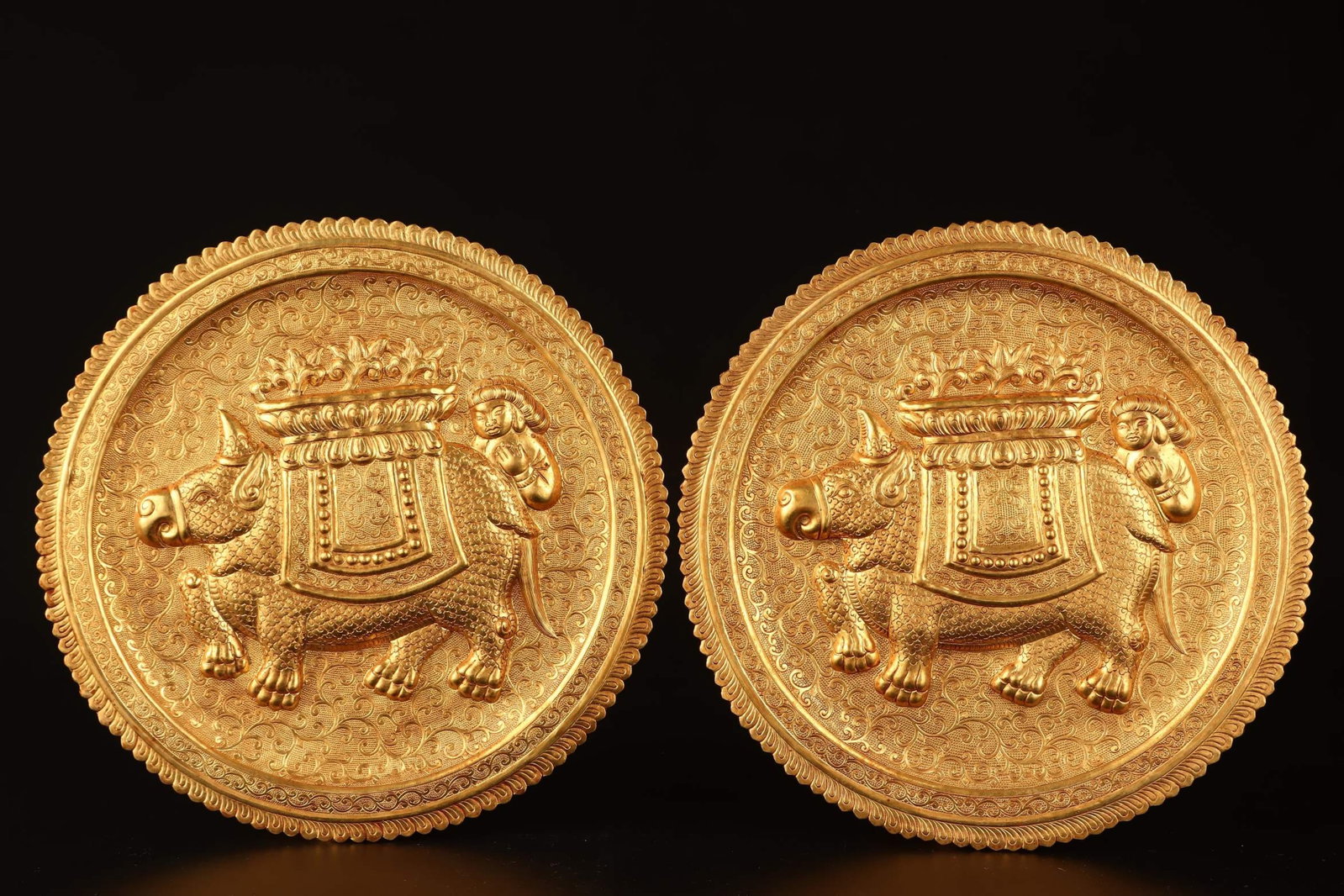 A Pair of Exquisite Gilt Bronze Buffalo Pattern Plates: A Pair of Exquisite Gilt Bronze Buffalo Pattern Plates,Qing Dynasty,China,Size:8.9in,Weight:694g 一对铜鎏金牛纹盘子,中国清ߣ