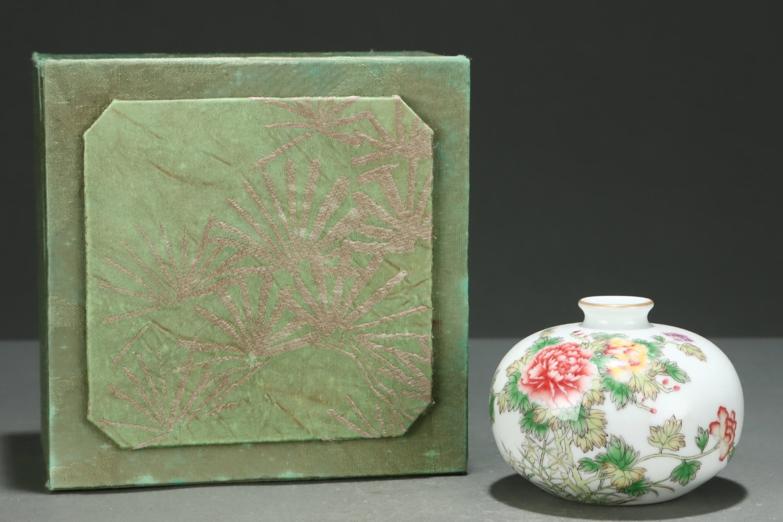 An Exquisite Famille-Rose Painted Gold Flower Pattern Vase,with poem: An Exquisite Famille-Rose Painted Gold Flower Pattern Vase,with poem,Qing Dynasty,China,Qianlong Six-character Mark,Size:2.9inx3.7in 粉彩描金花卉纹瓶,&#