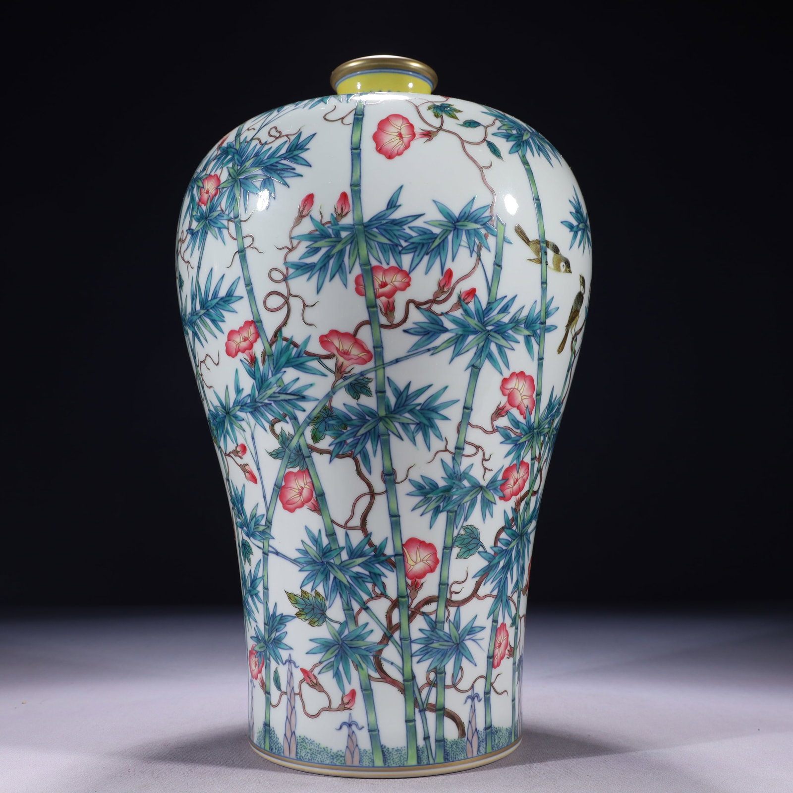 An Exquisite Doucai Painted Gold Flower and Bird Pattern Vase: An Exquisite Doucai Painted Gold Flower and Bird Pattern Vase,Qing Dynasty,China,Yongzheng Six-character Mark,Size:7.9inx15.4in,Weight:4100g 斗彩描金花鸟纹