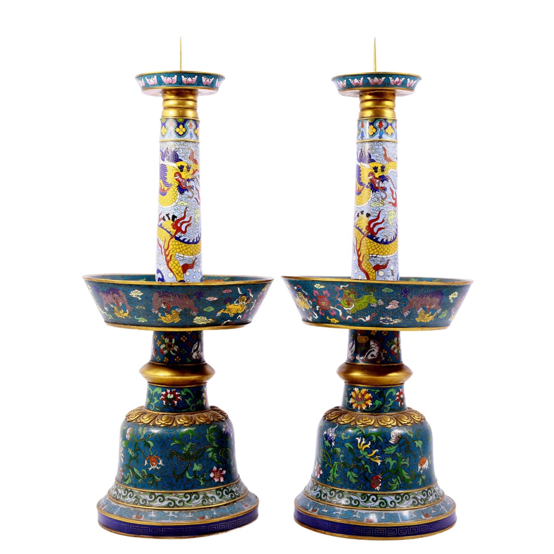 A pair of exquisite cloisonn?? floral dragon candlesticks: pair of exquisite cloisonné floral dragon candlesticks, the application of filigree craftsmanship makes the decoration of this collection more refined and three-dimensional. This collectible is
