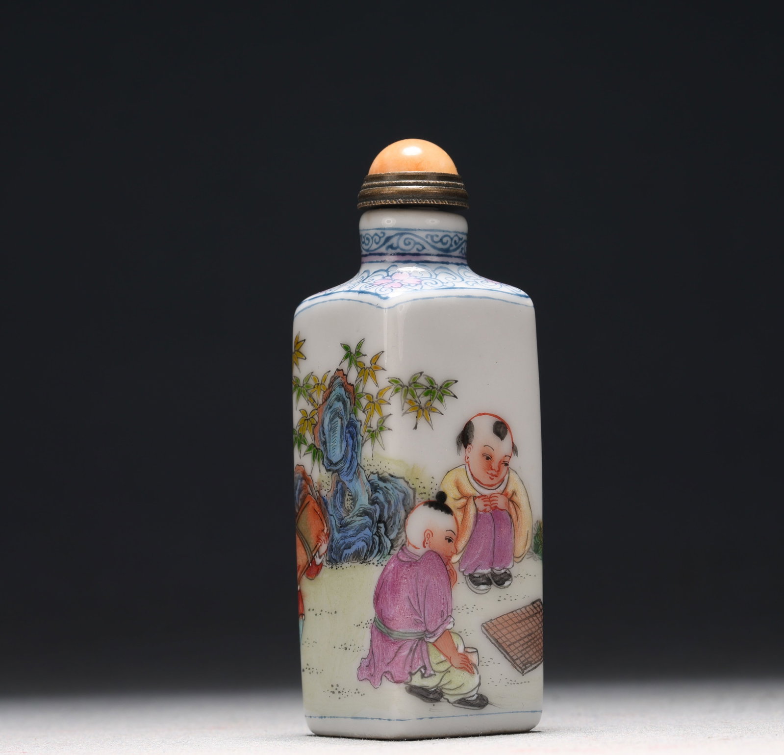 A Fine Enamel Figure Pattern Porcelain Snuff Bottle: A Fine Enamel Figure Pattern Porcelain Snuff Bottle, Qing Dynasty, China, Qianlong Four-character Mark, Size:1inx3.1in 瓷胎画珐琅彩人物纹鼻&