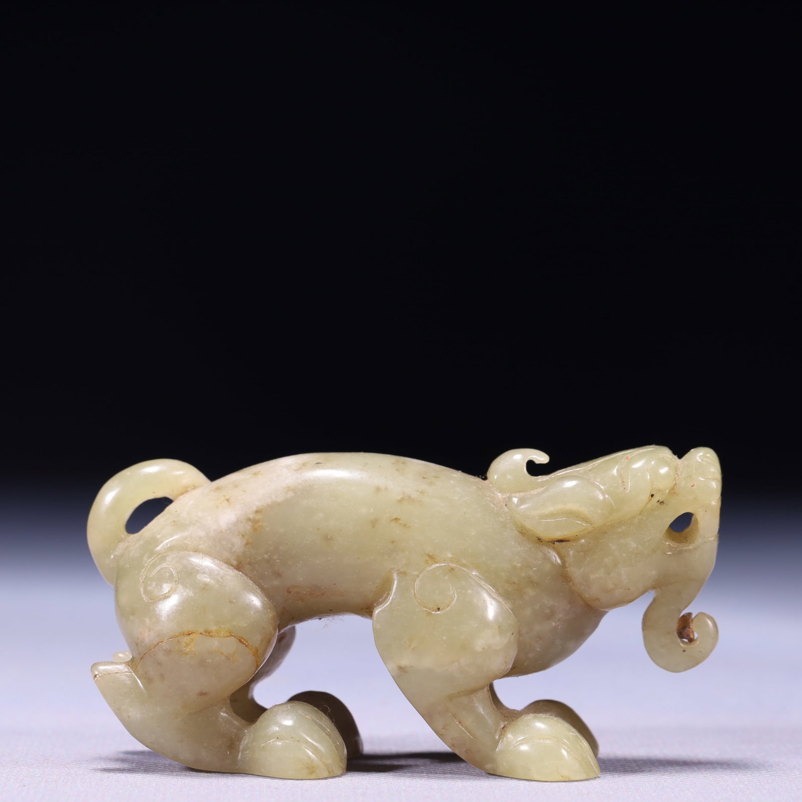 An Exquisite White Jade Beast Ornament: An Exquisite White Jade Beast Ornament,Qing Dynasty,China,Size:3.3inx1inx1.8in,Weight:135g 白玉兽摆件,中国清代
