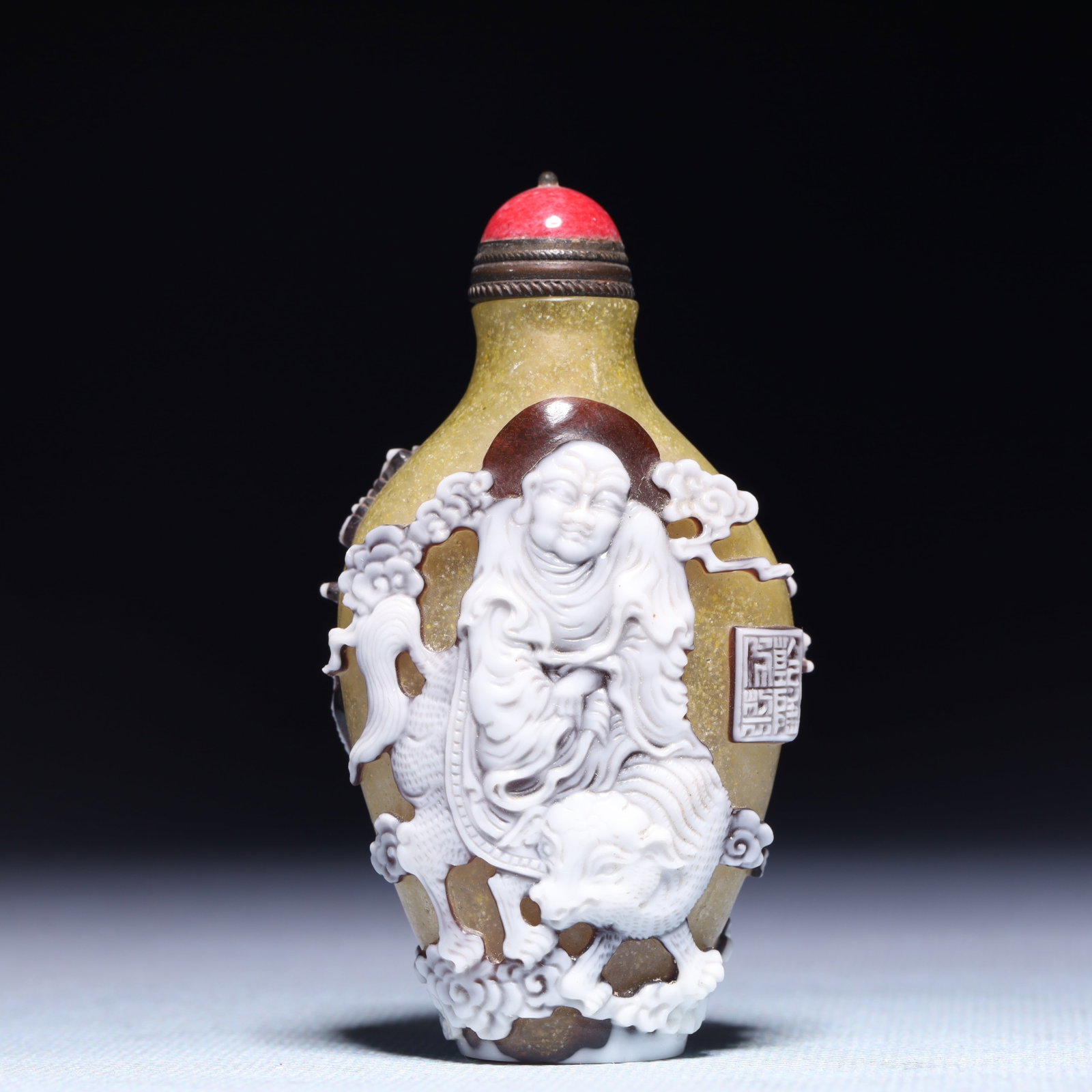 An Exquisite Glass Figure Pattern Snuff Bottle: An Exquisite Glass Figure Pattern Snuff Bottle,Qing Dynasty,China,Qianlong Four-character Mark,Size:1.6inx1.2inx3in,Weight:60.3g 琉璃人物纹鼻烟壶,ߑ