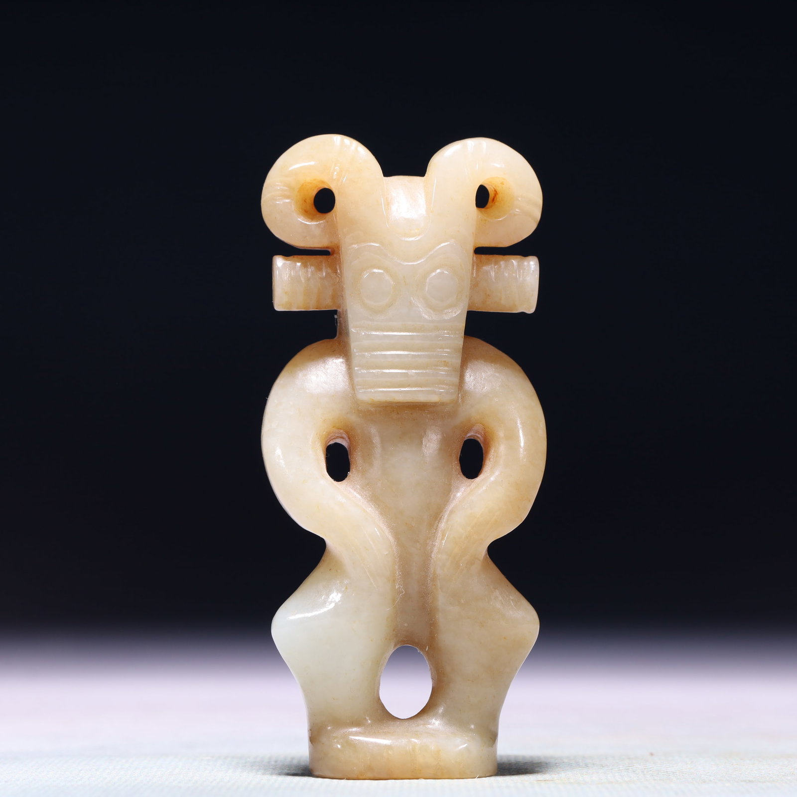 An Exquisite White Jade Beast Ornament: An Exquisite White Jade Beast Ornament,Qing Dynasty,China,Size:1.6inx0.6inx3.5in,Weight:102.3g ?????,????