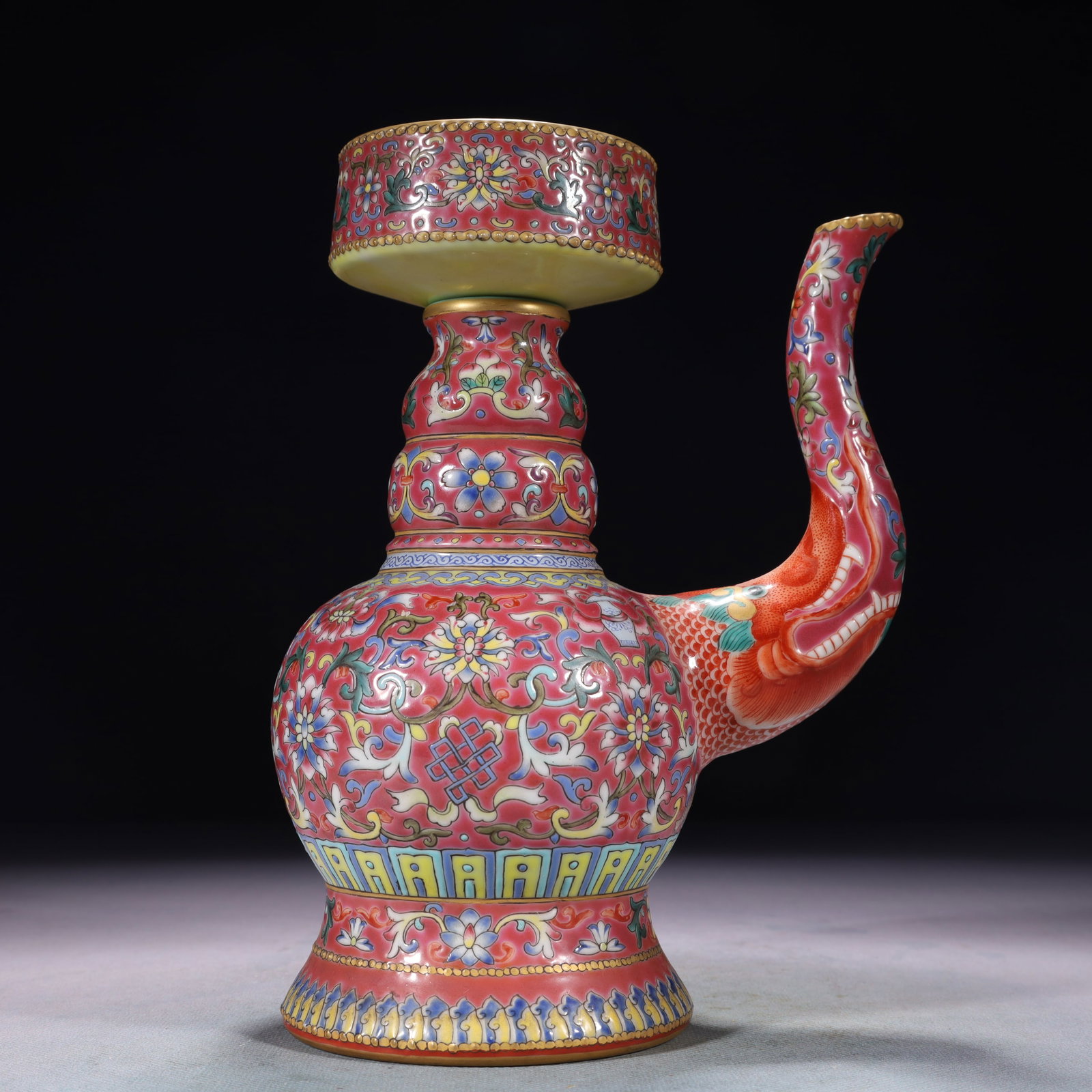 An Exquisite Famille-Rose Painted Gold Flower Pattern Pot: An Exquisite Famille-Rose Painted Gold Flower Pattern Pot,Qing Dynasty,China,Qianlong Six-character Mark,Size:5.9inx3.9inx8.7in,Weight:900g