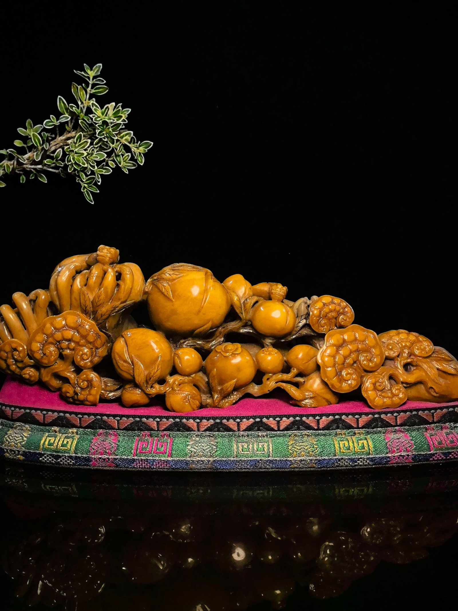 An Exquisite Tianhuang Stone Peach Ornament: An Exquisite Tianhuang Stone Peach Ornament,Qing Dynasty,China,Size:4.3inx12.2in,Weight:1430g 田黄石桃子摆件,中国清代