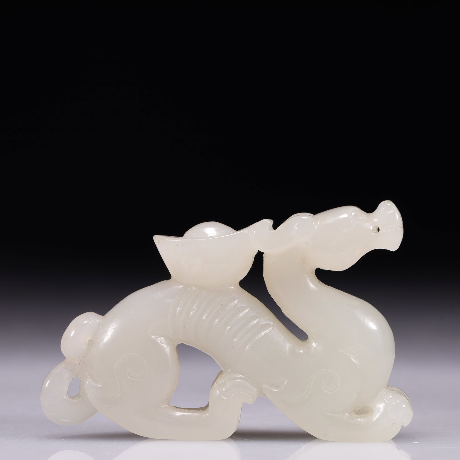An Exquisite White Jade Beast Ornament: An Exquisite White Jade Beast Ornament,Qing Dynasty,China,Size:2.4inx0.4inx1.5in,Weight:41g 白玉兽摆件,中国清代