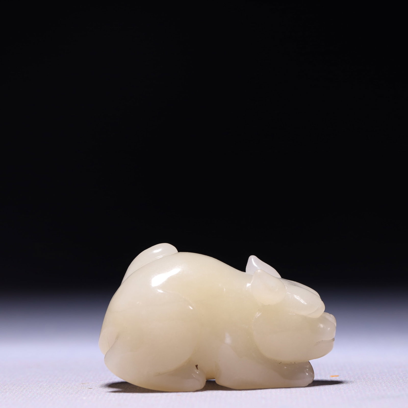 An Exquisite White Jade Beast Ornament: An Exquisite White Jade Beast Ornament,Qing Dynasty,China,Size:2inx1inx1.2in,Weight:75g 白玉兽摆件,中国清代