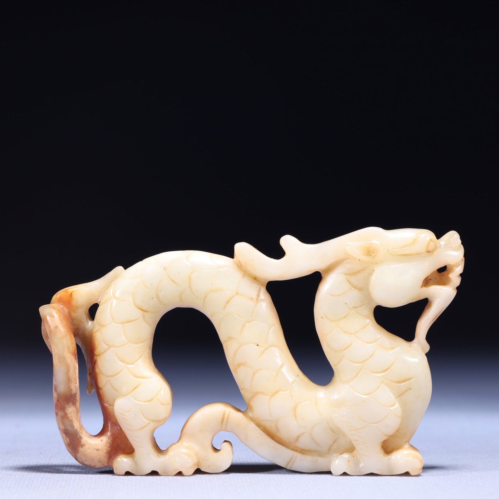 An Exquisite White Jade Dragon Ornament: An Exquisite White Jade Dragon Ornament,Qing Dynasty,China,Size:4.7inx0.8inx2.8in,Weight:181g 白玉龙摆件,中国清代