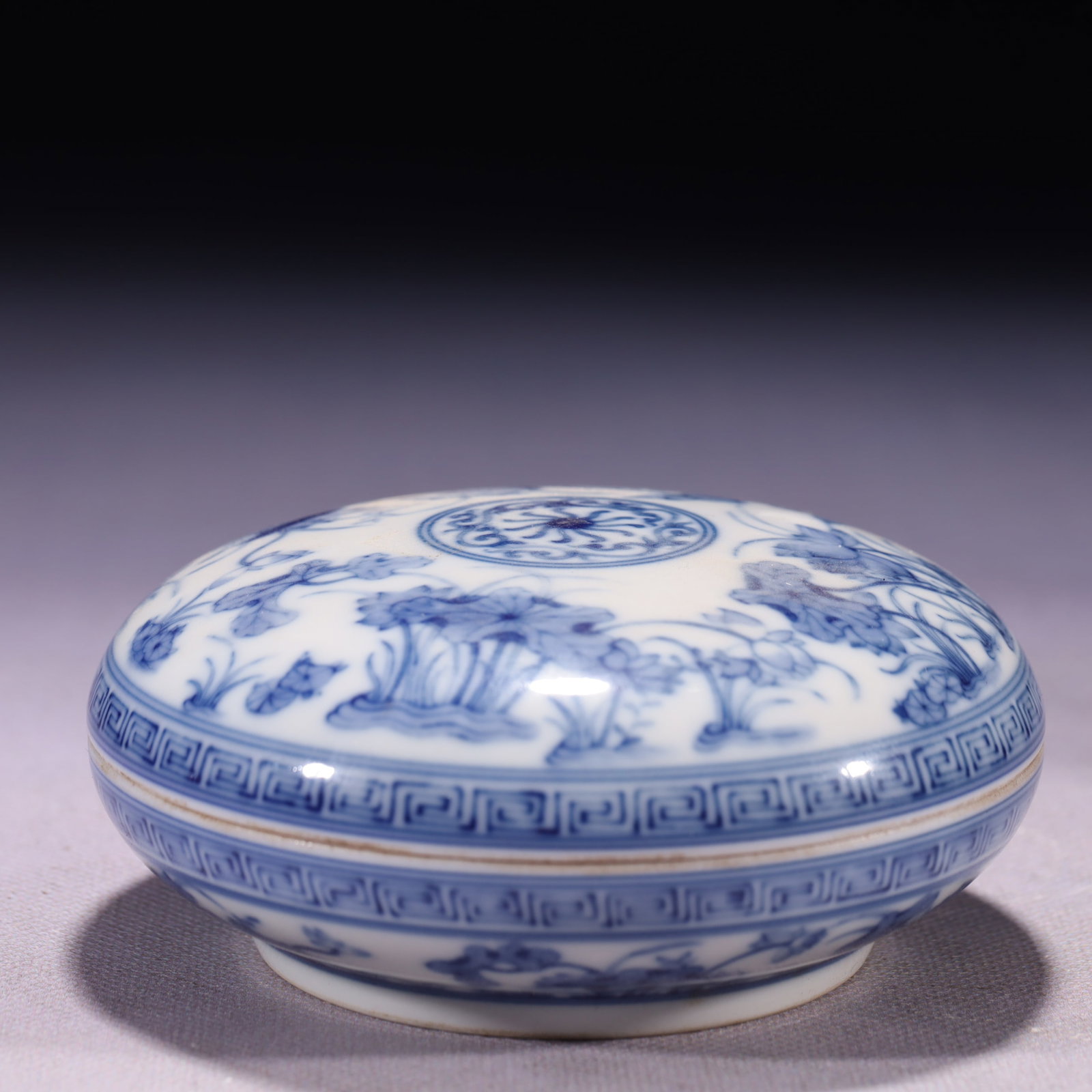 An Exquisite Blue and White Flower Pattern Box with Cover: An Exquisite Blue and White Flower Pattern Box with Cover,Qing Dynasty,China,Yongzheng Six-character Mark,Size:4.3inx2.2in,Weight:306g 青花花卉纹盖盒,中