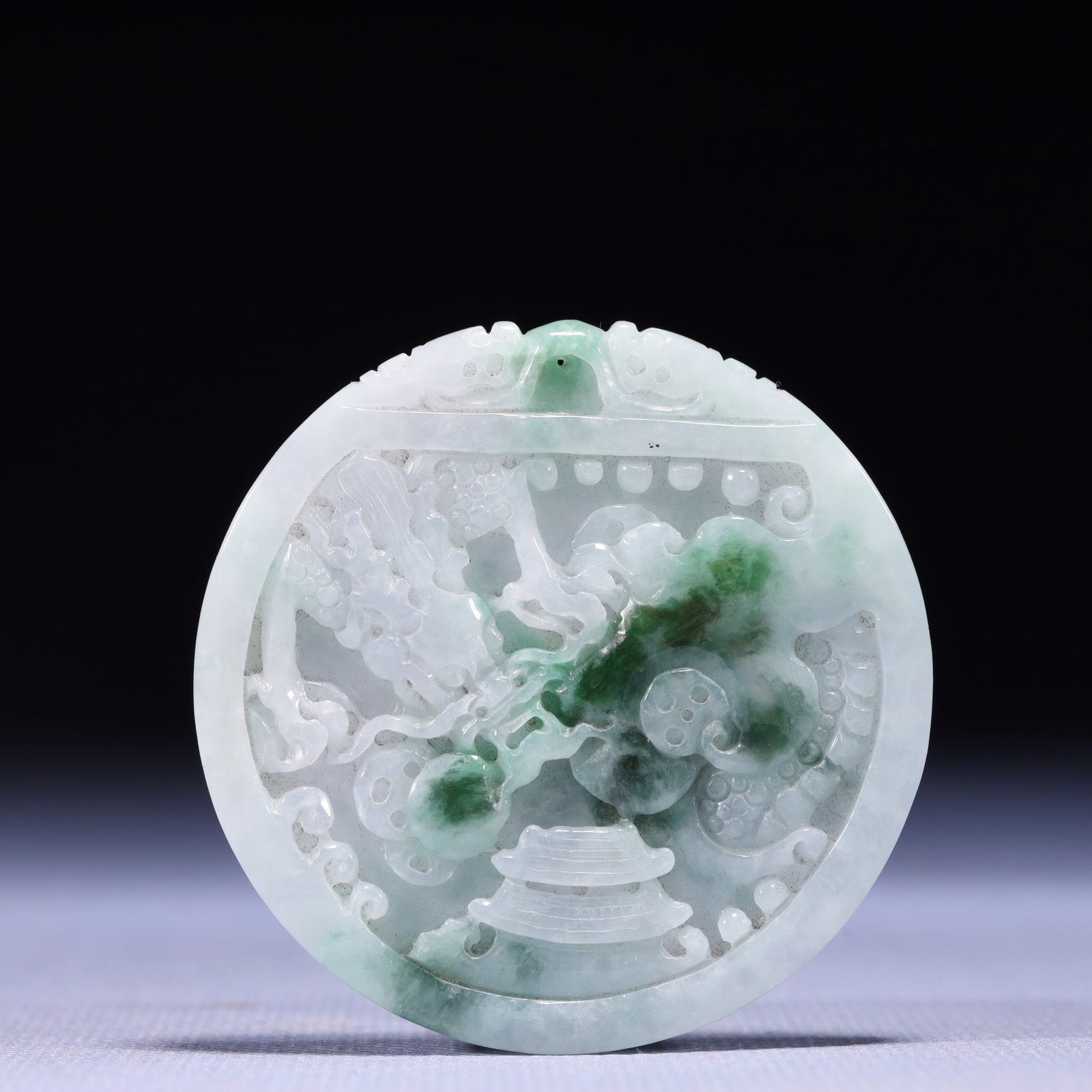 An Exquisite Jadeite Dragon Pattern Pendant: An Exquisite Jadeite Dragon Pattern Pendant,Qing Dynasty,China,Size:2.2inx0.2in,Weight:42g 翡翠龙纹挂件,中国清代