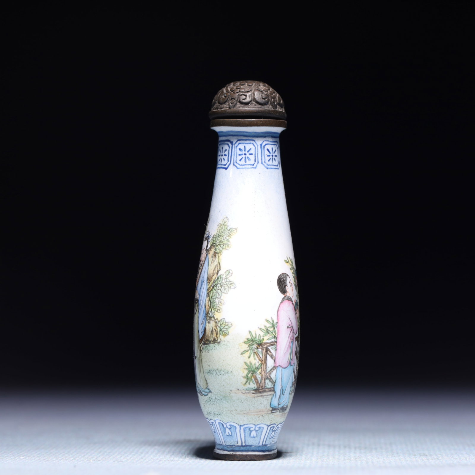 An Exquisite Painted Enamel Figure Pattern Snuff Bottle - 3