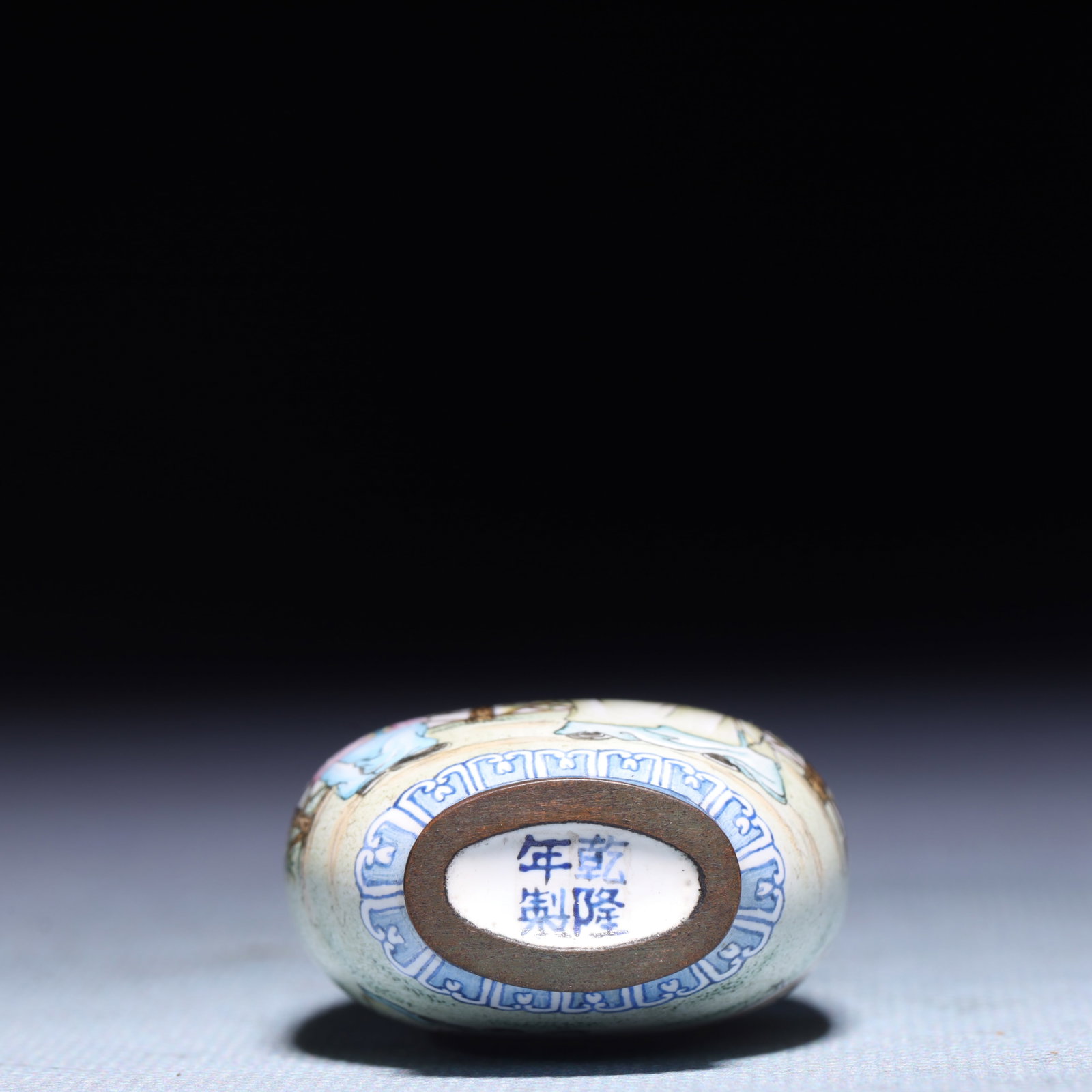 An Exquisite Painted Enamel Figure Pattern Snuff Bottle - 8