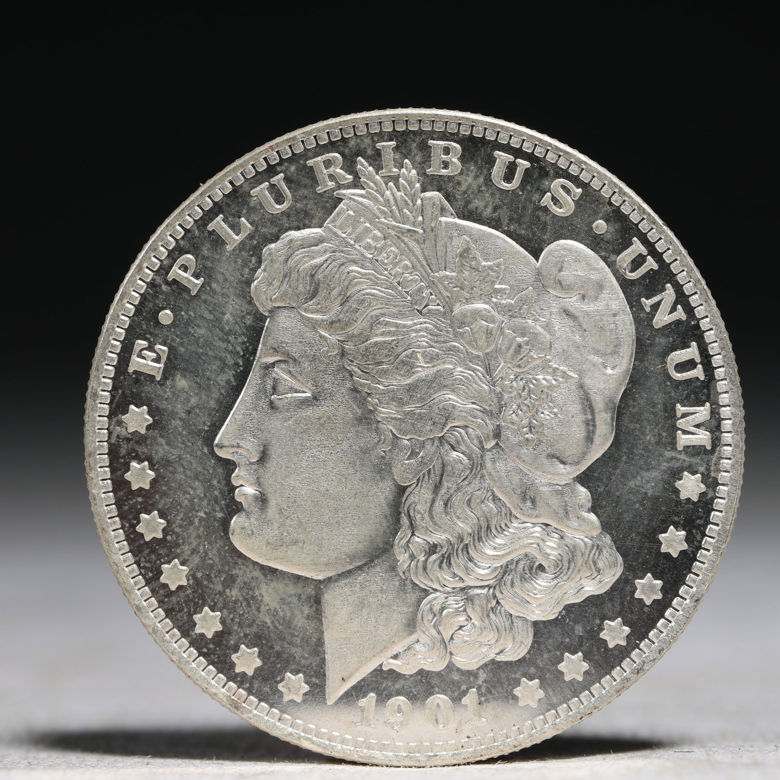 USA Morgan Dollar 1901 Coin: Obv: profile bust with date below and E PLURIBUS UNUM legend and stars around. Rev: eagle with In God we trust above within wreath with UNITED STATES OF AMERICA ONE DOLLAR legend. IN GOD WE TRUST / LI