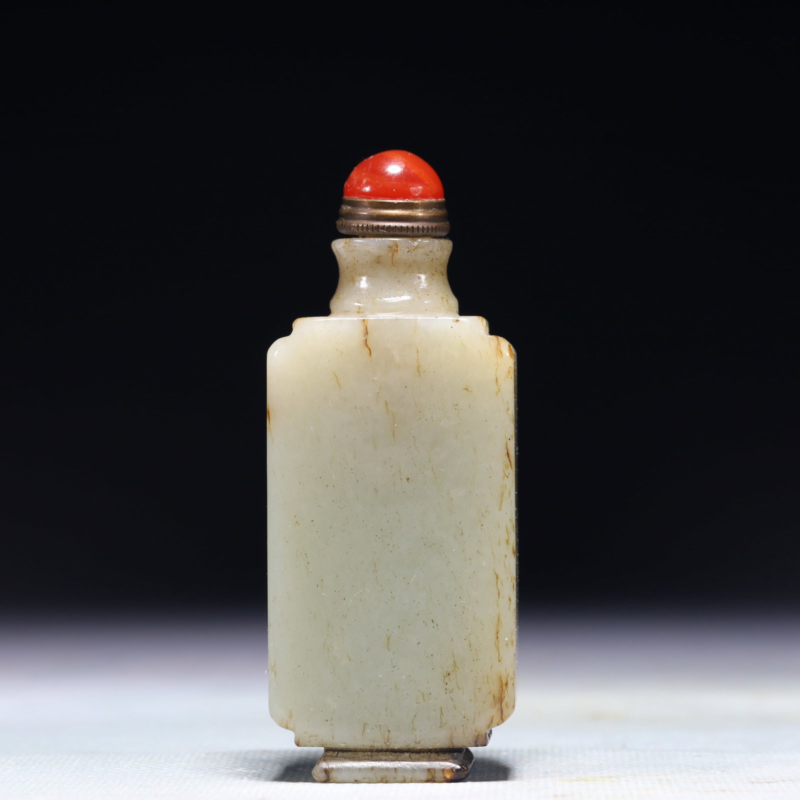 An Exquisite White Jade Snuff Bottle: An Exquisite White Jade Snuff Bottle,Qing Dynasty,China,Size:1.4inx0.8inx3.1in,Weight:130g 白玉鼻烟壶,中国清代