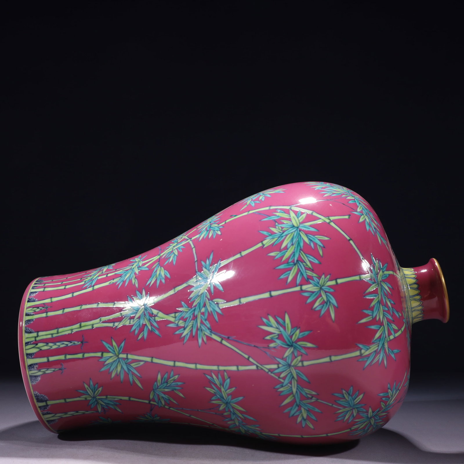 An Exquisite Ruby Red-Glazed Enamel Painted Gold Bamboo Pattern Vase - 10