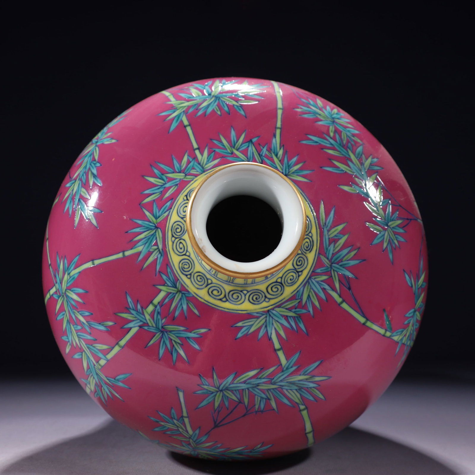 An Exquisite Ruby Red-Glazed Enamel Painted Gold Bamboo Pattern Vase - 9