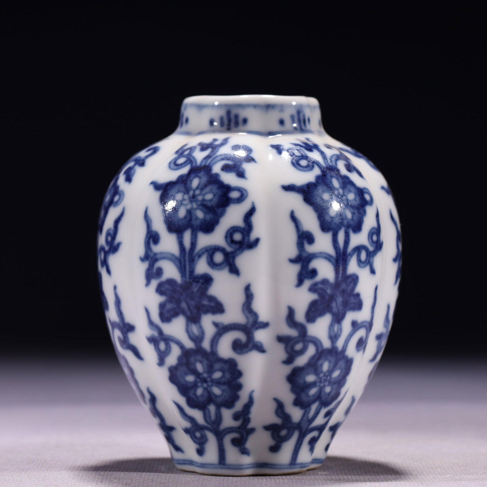 An Exquisite Blue and White Lotus Pattern Jar: An Exquisite Blue and White Lotus Pattern Jar,Qing Dynasty,China,Yongzheng Six-character Mark,Size:3.1inx4.3in,Weight:312g 青花缠枝莲纹罐,中国