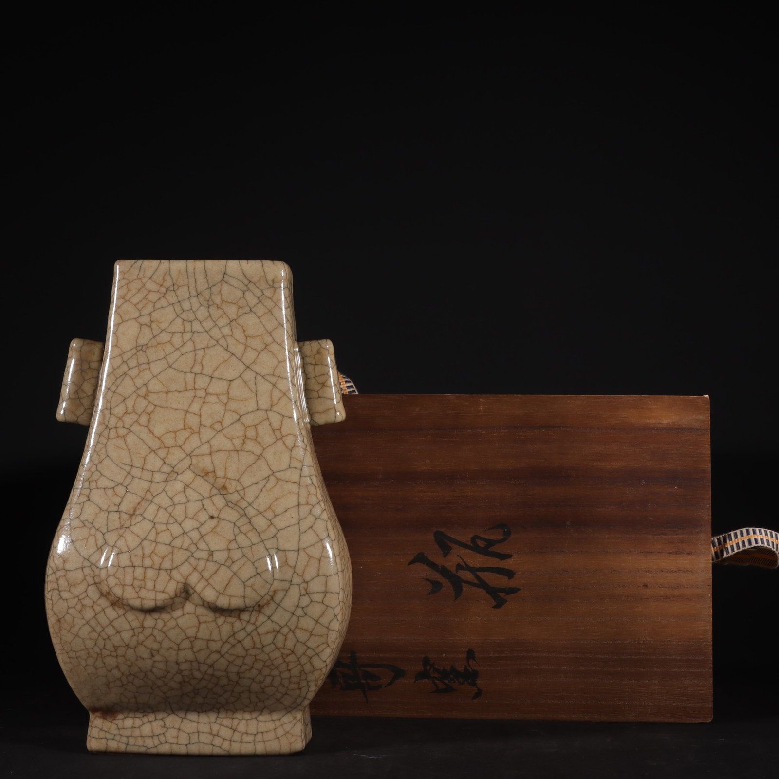 An Exquisite Ge yao Double-Ears Vase: An Exquisite Ge yao Double-Ears Vase,Song Dynasty,China,Size:9.6inx5.9in 哥窑双耳瓶,中国宋代