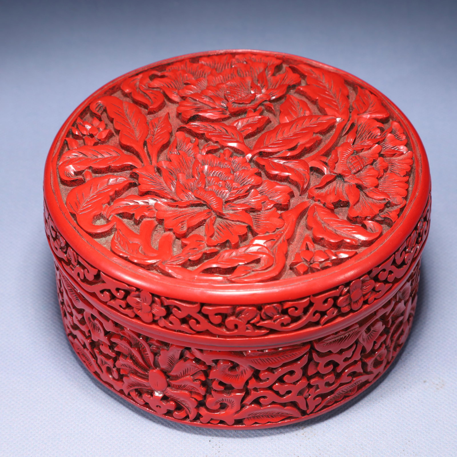 An Exquisite Carved Red Lacquer Flower Pattern Box with Cover: An Exquisite Carved Red Lacquer Flower Pattern Box with Cover,Qing Dynasty,China,Qianlong Four-character Mark,Size:5.5inx3.1in,Weight:500g 剔红漆花卉纹盖İ