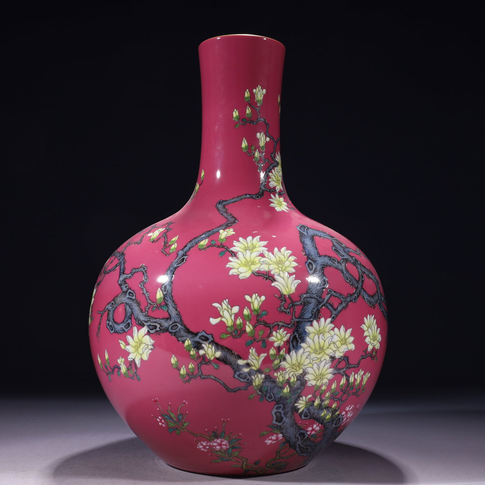 An Exquisite Ruby Red-Glazed Famille-Rose Painted Gold Flower Pattern Vase: An Exquisite Ruby Red-Glazed Famille-Rose Painted Gold Flower Pattern Vase,Qing Dynasty,China,Qianlong Six-character Mark,Size:8.7inx15in,Weight:3500g 胭脂红粉彩描&