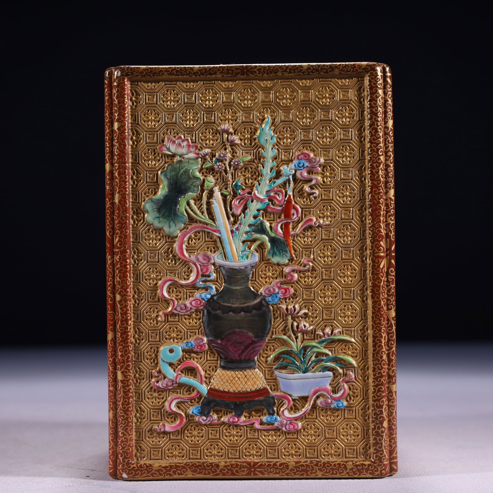 An Exquisite Gold Ground Famille-Rose Flower Pattern Brush Pot: An Exquisite Gold Ground Famille-Rose Flower Pattern Brush Pot,Qing Dynasty,China,Qianlong Six-character Mark,Size:3.9inx5.7in,Weight:1000g