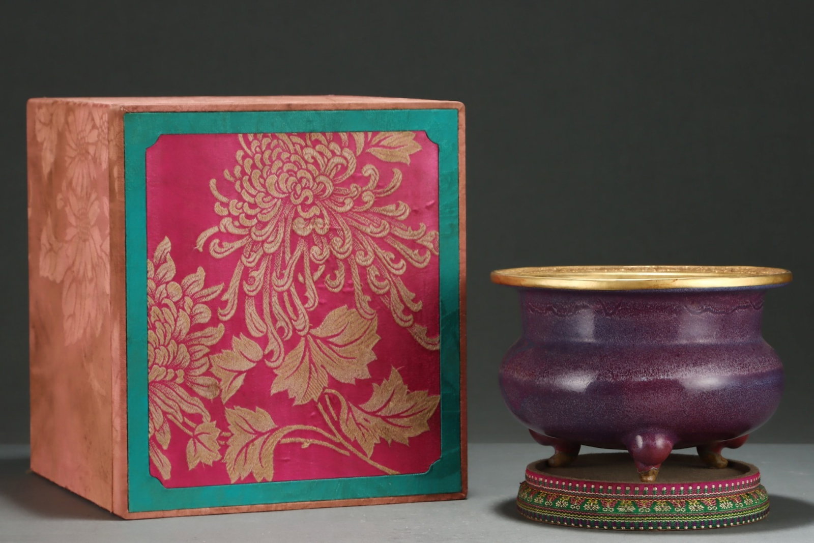 An Exquisite Jun yao Purple Glazed Painted Gold Tripod Censer: An Exquisite Jun yao Purple Glazed Painted Gold Tripod Censer,Song Dynasty,China,Size:5.9inx8.7in 钧窑紫釉描金三足香炉,中国ê