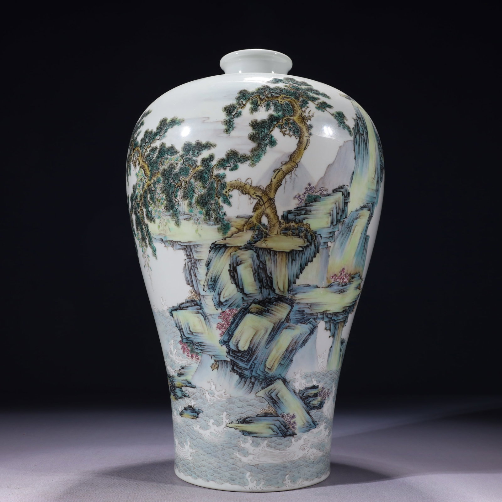 An Exquisite Enamel Painted Gold Landscape Pattern Vase,with poem: An Exquisite Enamel Painted Gold Landscape Pattern Vase,with poem,Qing Dynasty,China,Yongzheng Six-character Mark,Size:8.3inx16.1in,Weight:3950g 珐琅彩描金山水