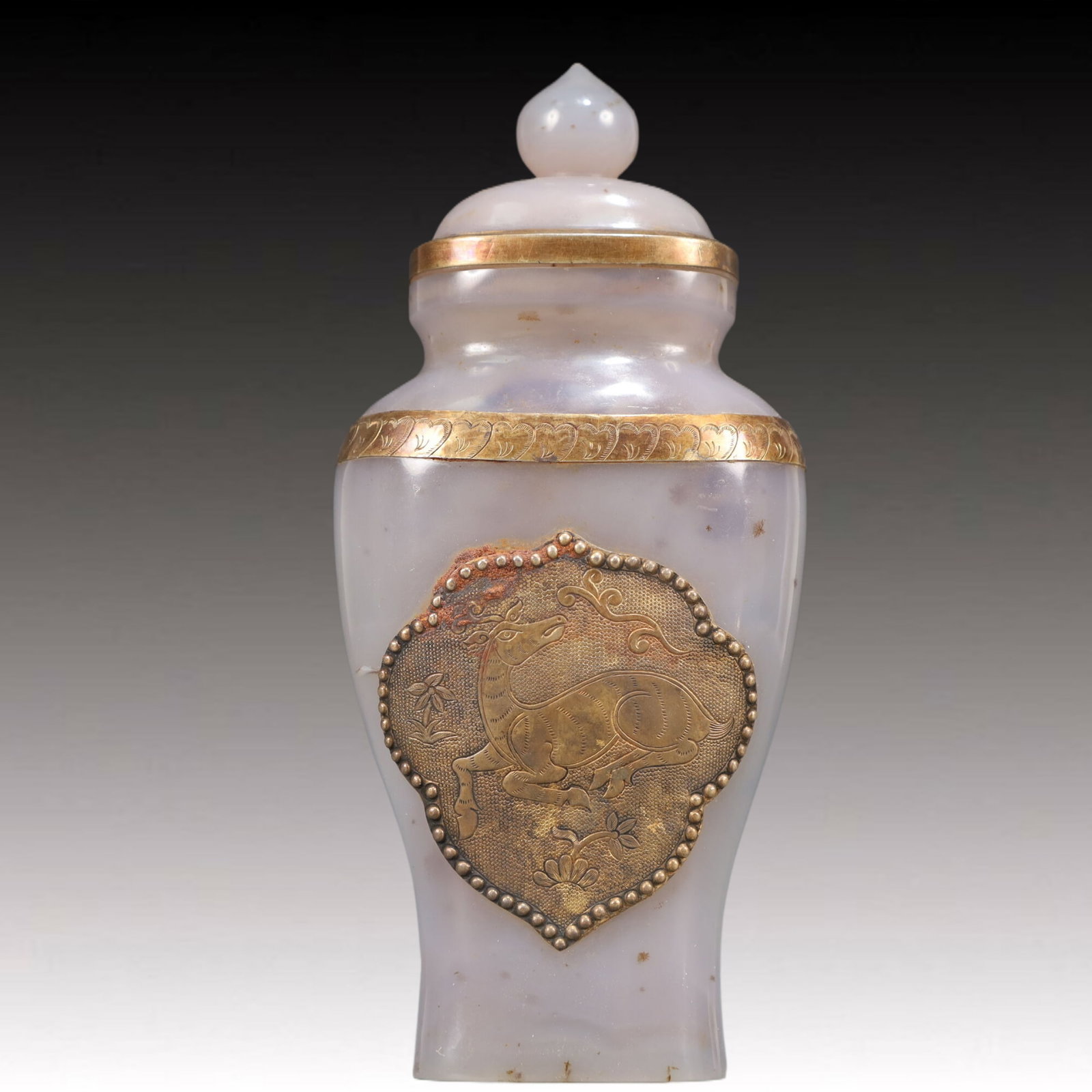 An Exquisite Agate Cover with Gold Sika Deer Pattern Vase: An Exquisite Agate Cover with Gold Sika Deer Pattern Vase,Qing Dynasty, China,Size:2.8inx1.6inx6.1in,Weight:250g 玛瑙包金鹿纹瓶，中国清