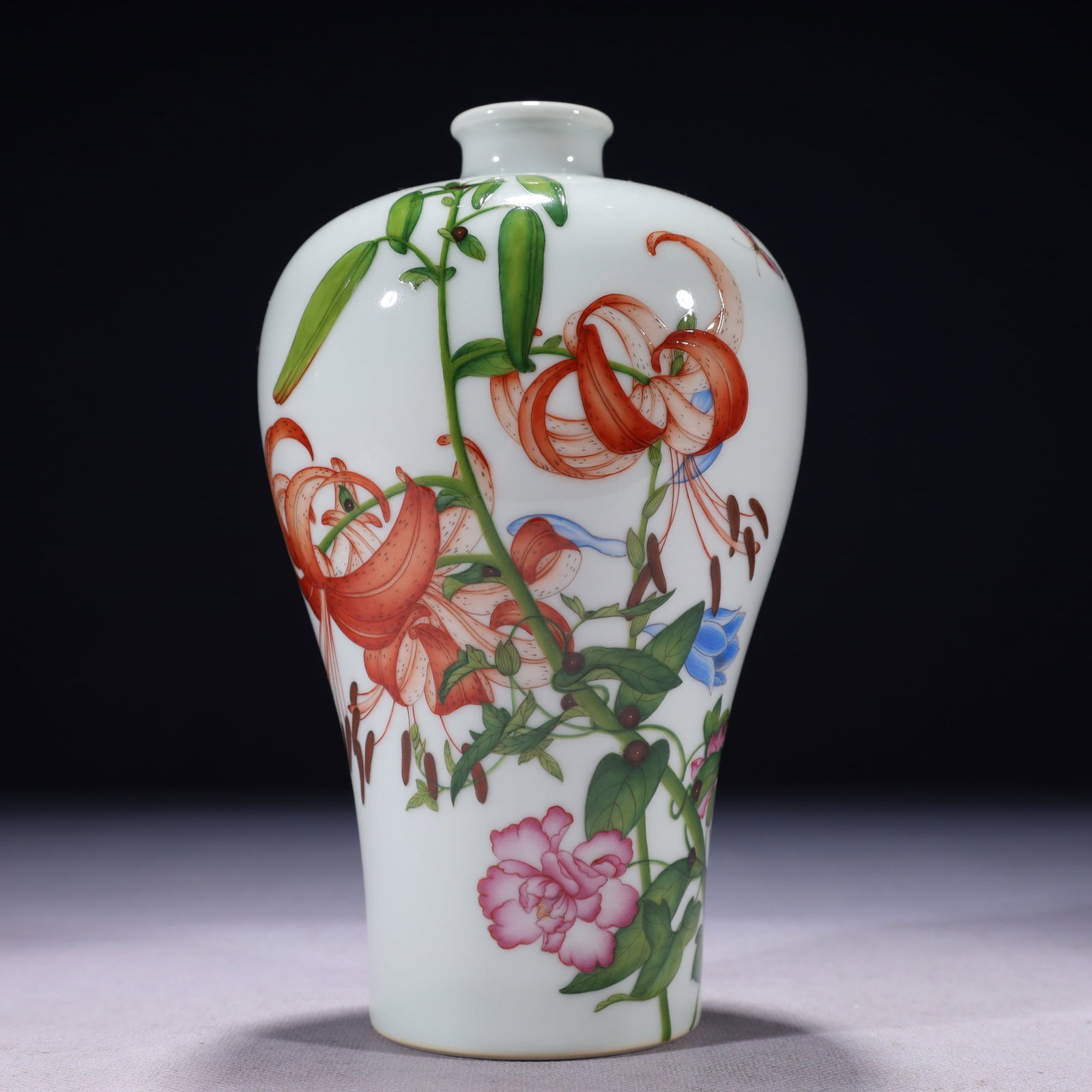 An Exquisite Famille-Rose Flower and Butterfly Pattern Vase,with poem: An Exquisite Famille-Rose Flower and Butterfly Pattern Vase,with poem,Qing Dynasty,China,Yongzheng Six-character Mark,Size:4.3inx8.7in,Weight:650g 粉彩花卉蝴蝶ń
