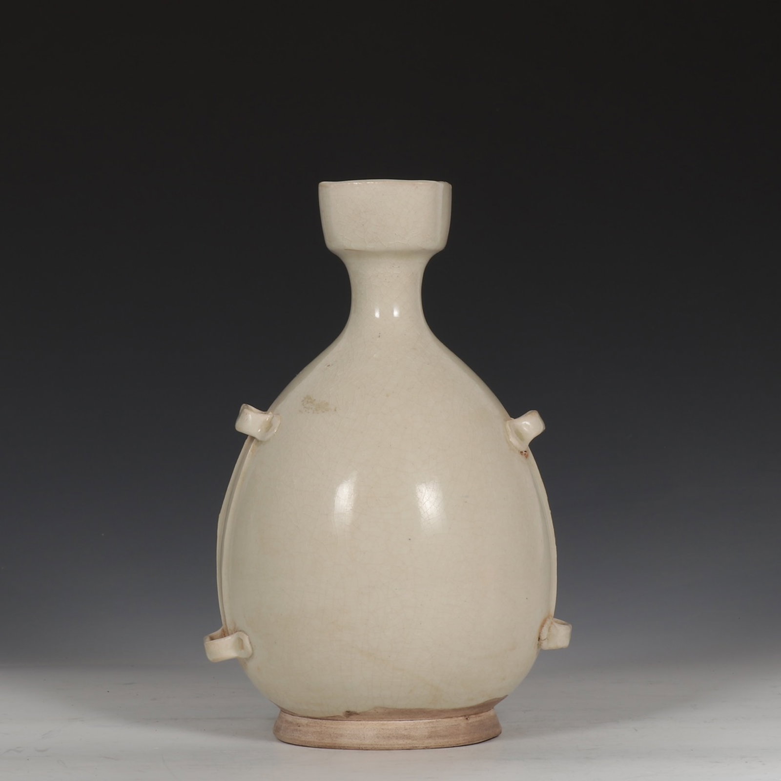 An Exquisite Xing yao Vase: An Exquisite Xing yao Vase,Tang Dynasty,China,Size:9.6inx6.3in 邢窑瓶,中国唐代