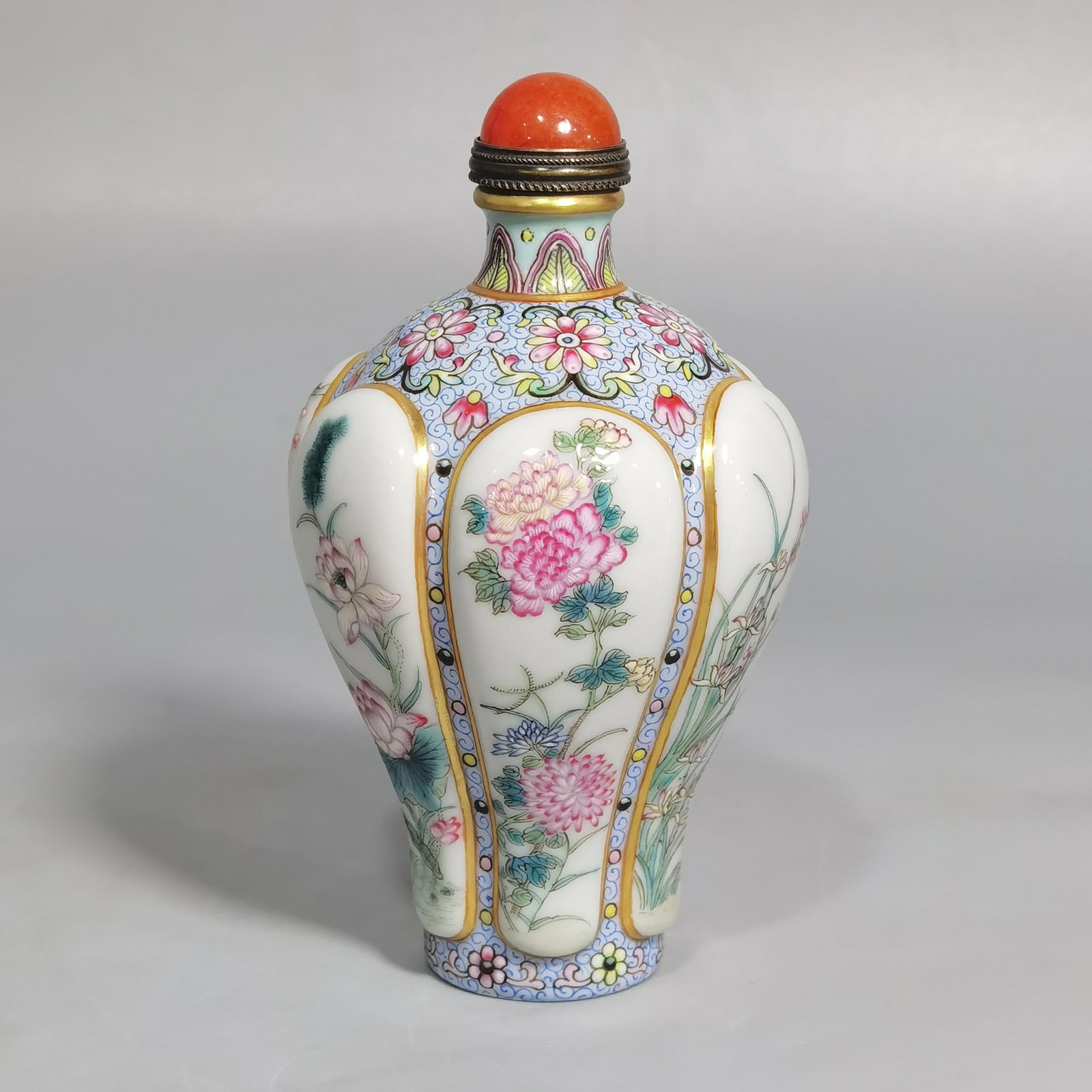 An Exquisite Famille-Rose Painted Gold Flower Pattern Snuff Bottle (1 of 7)