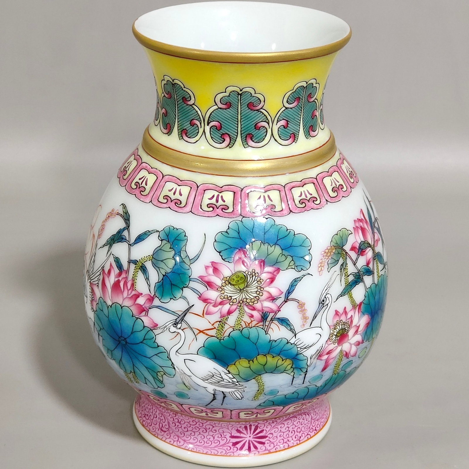 An Exquisite Famille-Rose Painted Gold Flower and Crane Pattern Vase: An Exquisite Famille-Rose Painted Gold Flower and Crane Pattern Vase,Qing Dynasty,China,Yongzheng Four-character Mark,Size:4.4inx3.1in