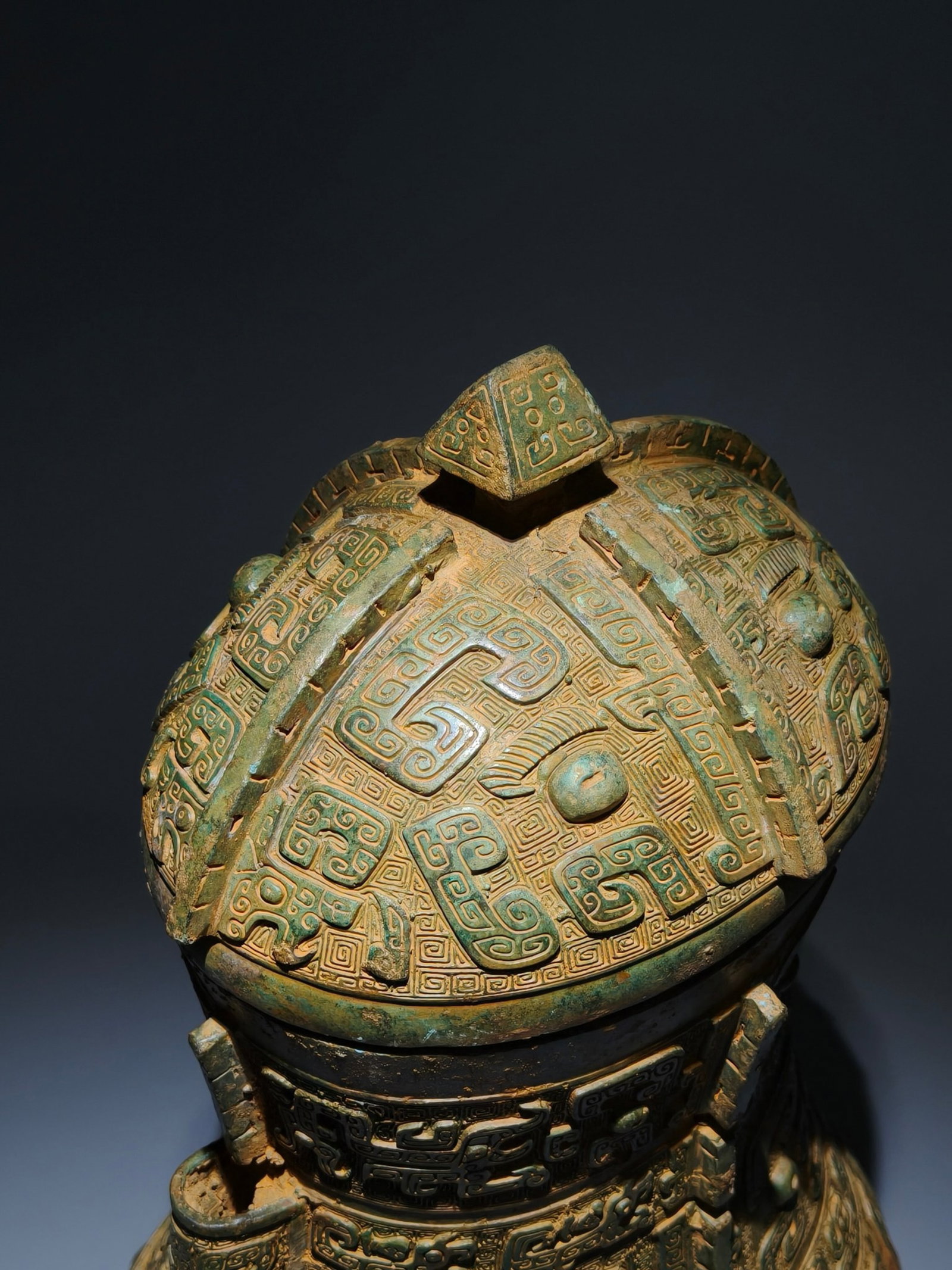 An Archaic Bronze Beast-Face Pattern Pot - 6