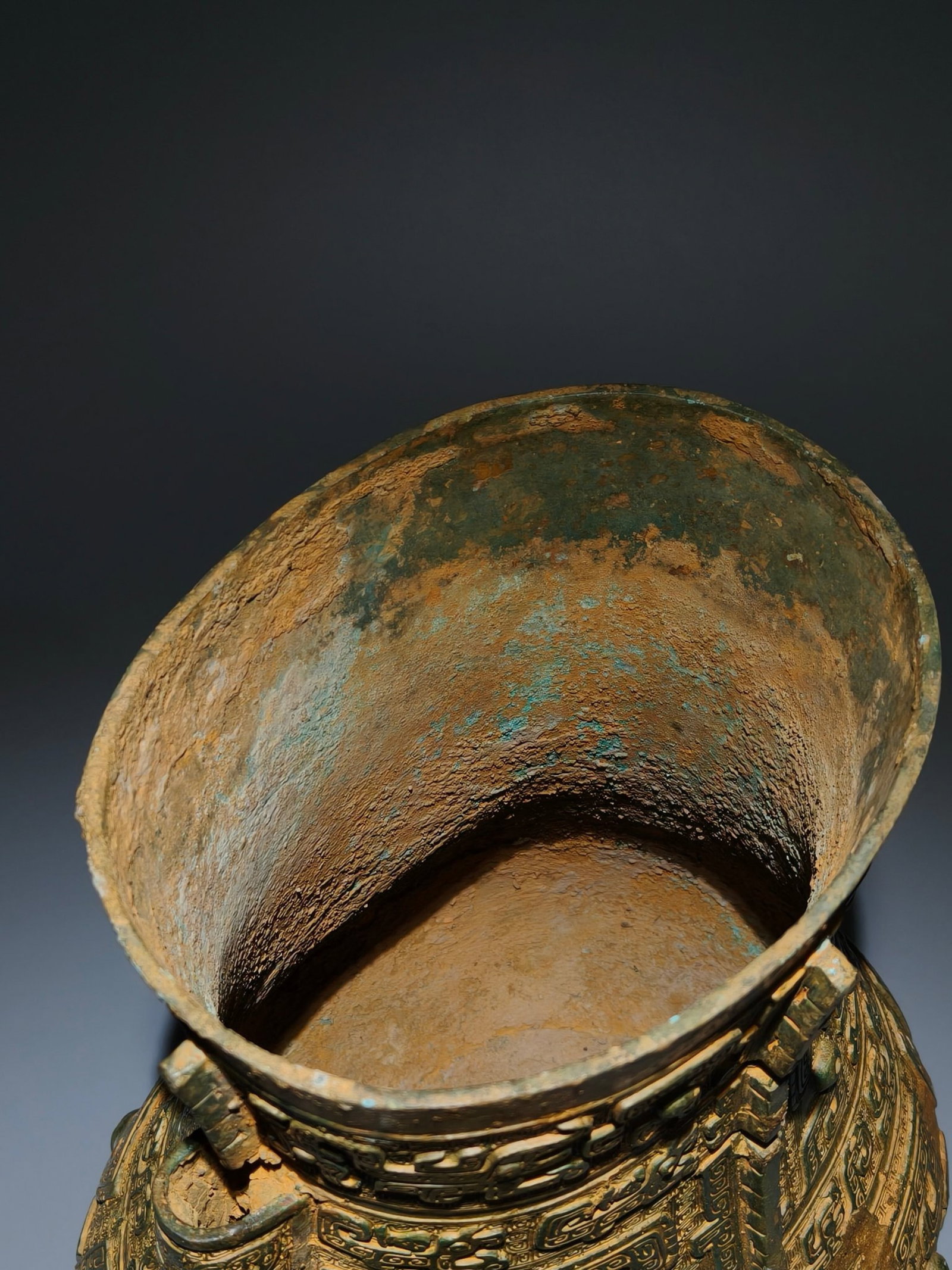 An Archaic Bronze Beast-Face Pattern Pot - 7
