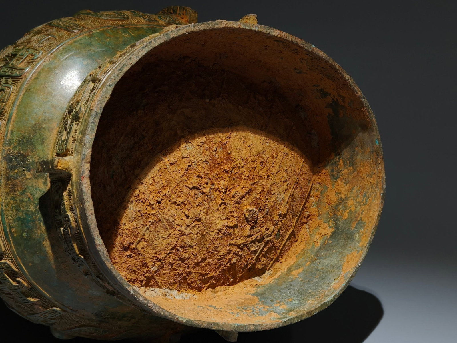An Archaic Bronze Beast-Face Pattern Pot - 9