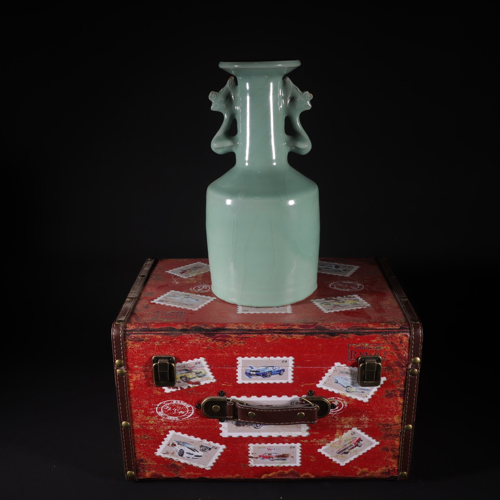 An Exquisite Guan yao Celadon Glazed Double-Ears Vase: An Exquisite Guan yao Celadon Glazed Double-Ears Vase,Song Dynasty,China,Size:11.3inx5.5in 官窑粉青釉双耳瓶,中国宋代