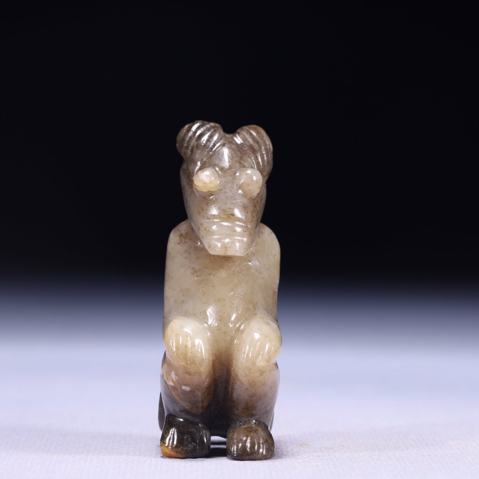 An Exquisite Archaic Jade Beast Ornament: An Exquisite Archaic Jade Beast Ornament,Ancient Time,China,Size:1.2inx0.8inx2.4in,Weight:66g 高古玉兽摆件,中国远古时期