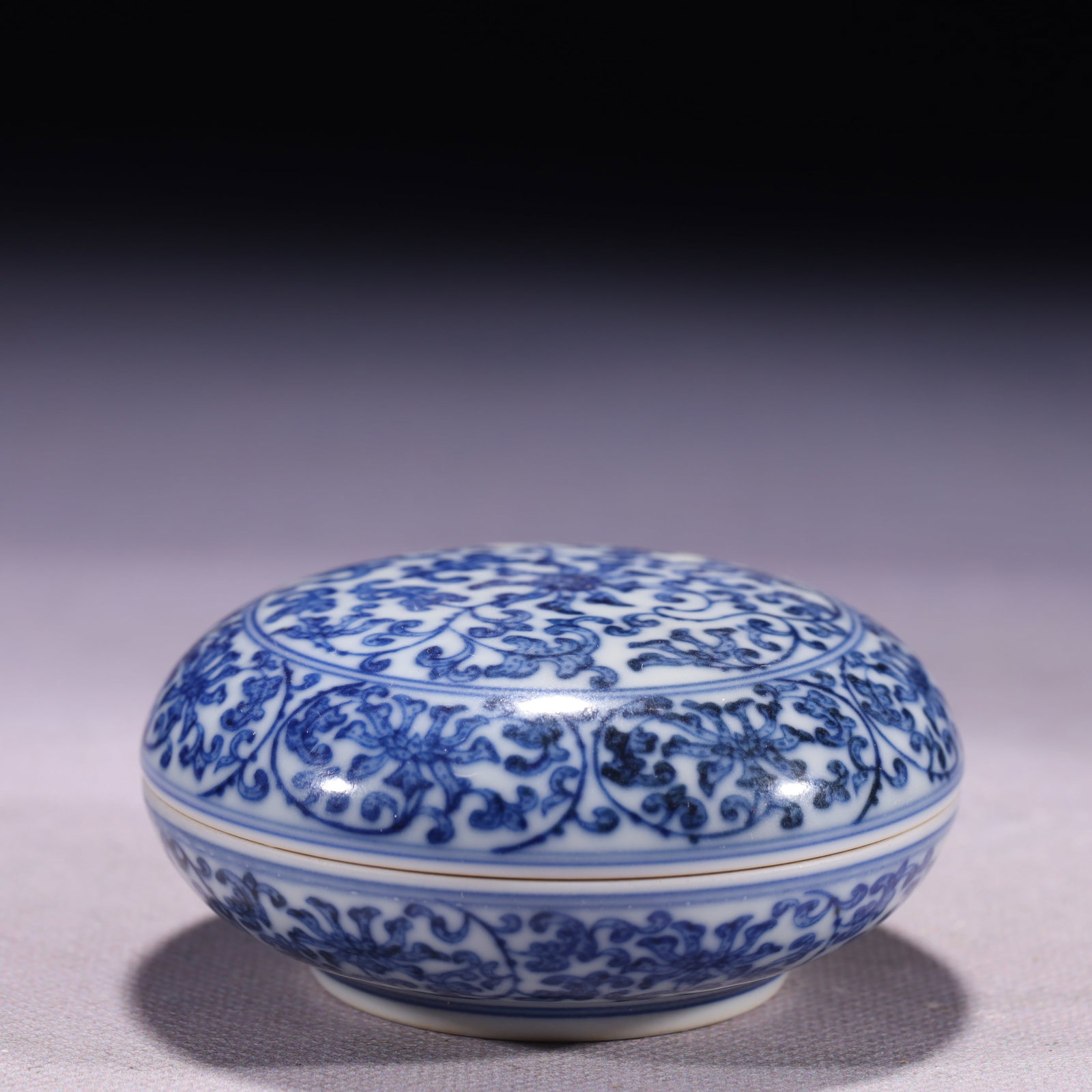 An Exquisite Blue and White Lotus Pattern Box with Cover: An Exquisite Blue and White Lotus Pattern Box with Cover,Qing Dynasty,China,Qianlong Six-character Mark,Size:3.2inx1.4in,Weight:145g ????????,????,?????