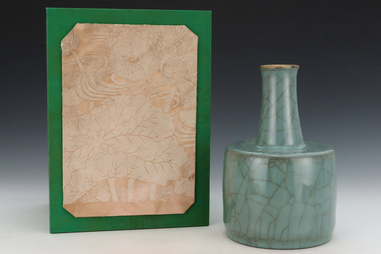 An Exquisite Guan yao Celadon Glazed Painted Gold Vase,with an Imperial Poem by Emperor Qianlong: An Exquisite Guan yao Celadon Glazed Painted Gold Vase,with an Imperial Poem by Emperor Qianlong,Song Dynasty,China,Size:9.1inx5.8in 官窑粉青釉描金瓶,&#