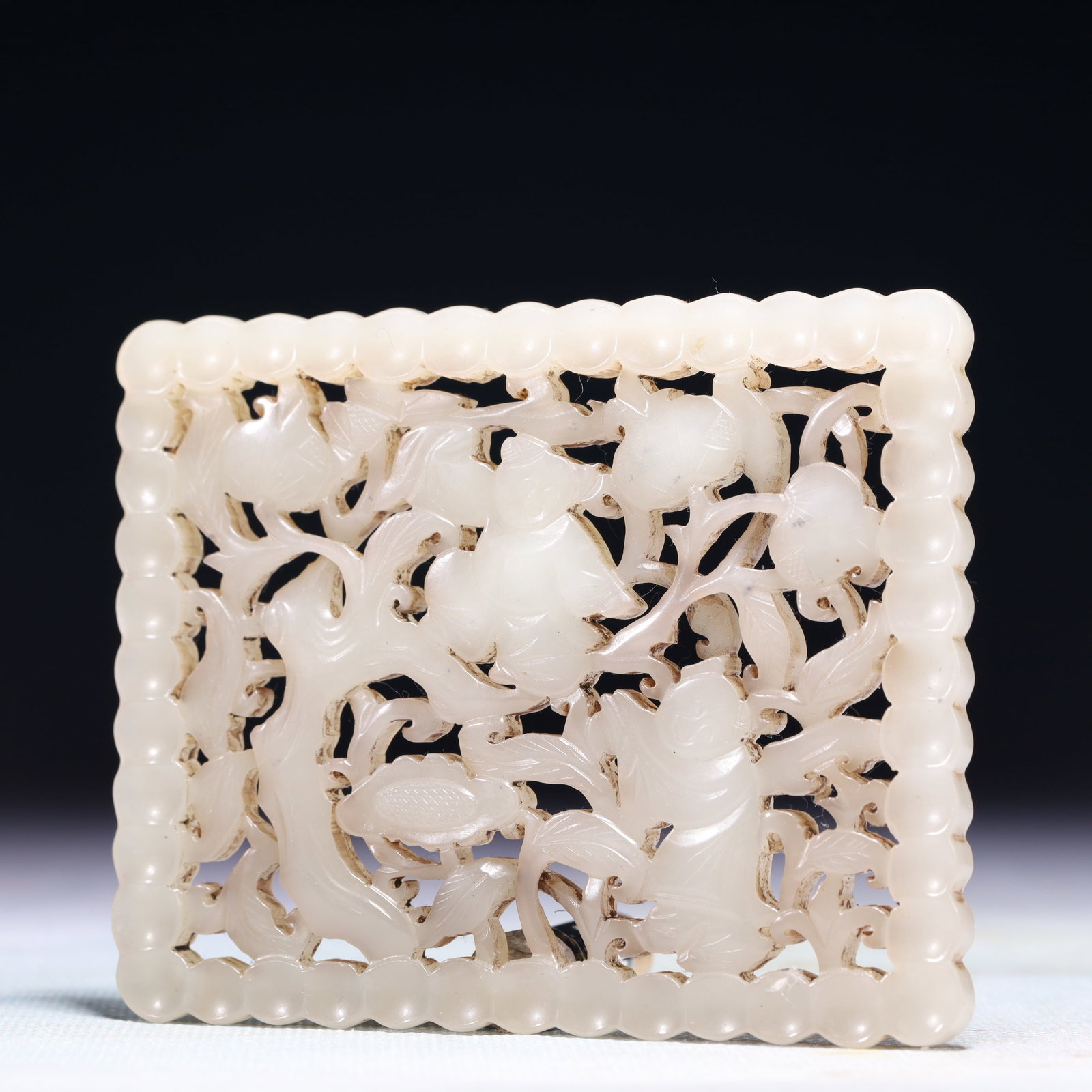 An Exquisite White Jade Figure Pattern Pendant - 2