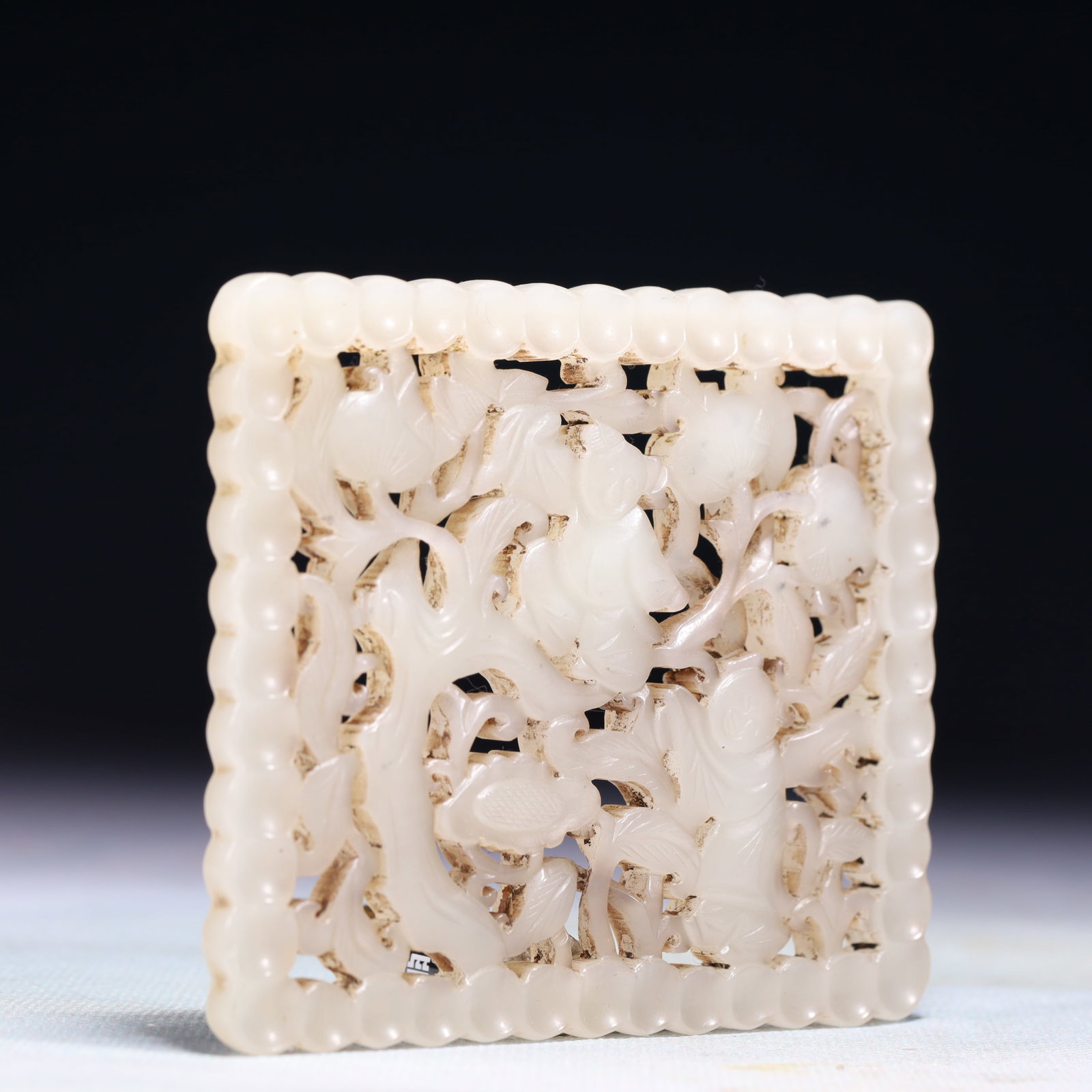 An Exquisite White Jade Figure Pattern Pendant - 3