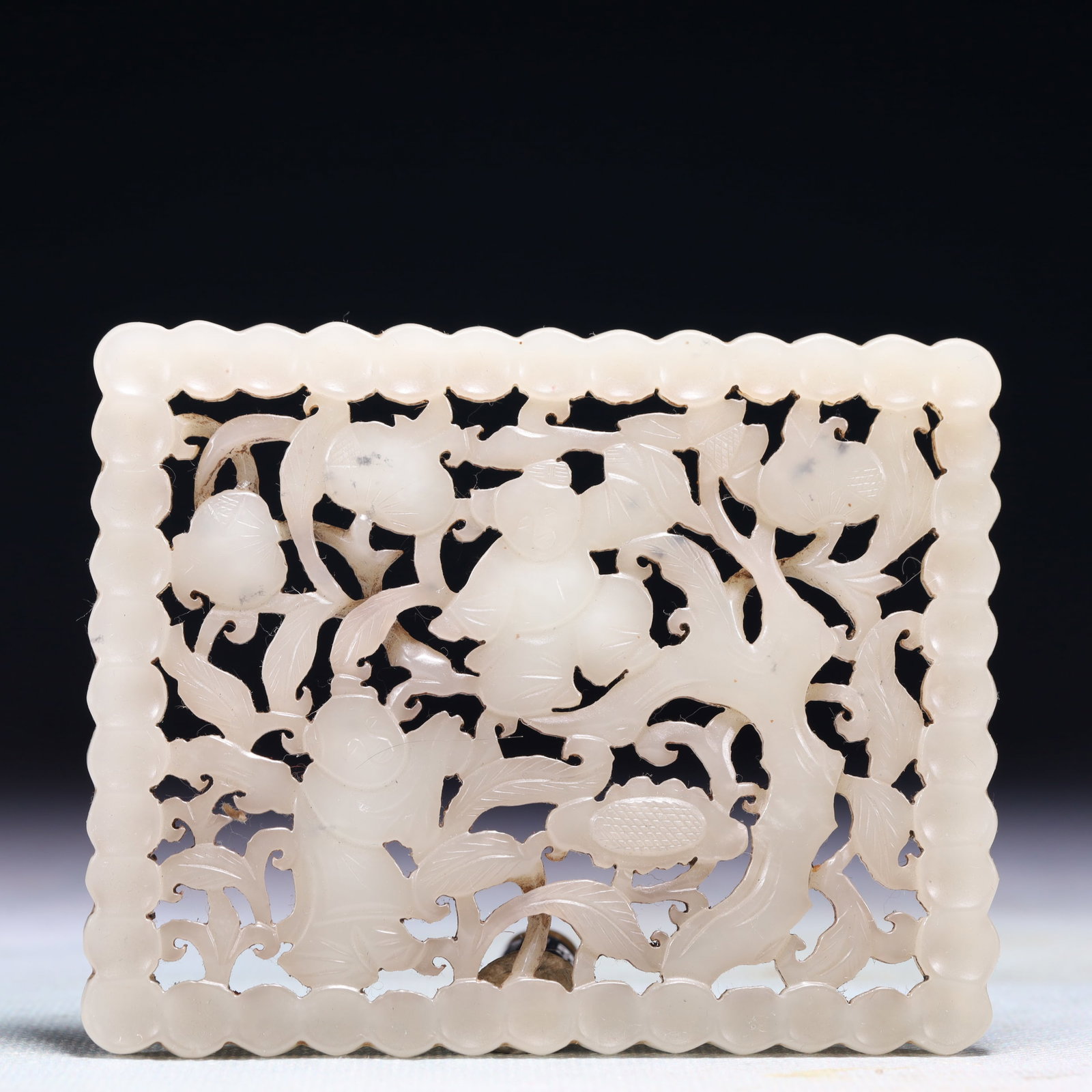 An Exquisite White Jade Figure Pattern Pendant - 4