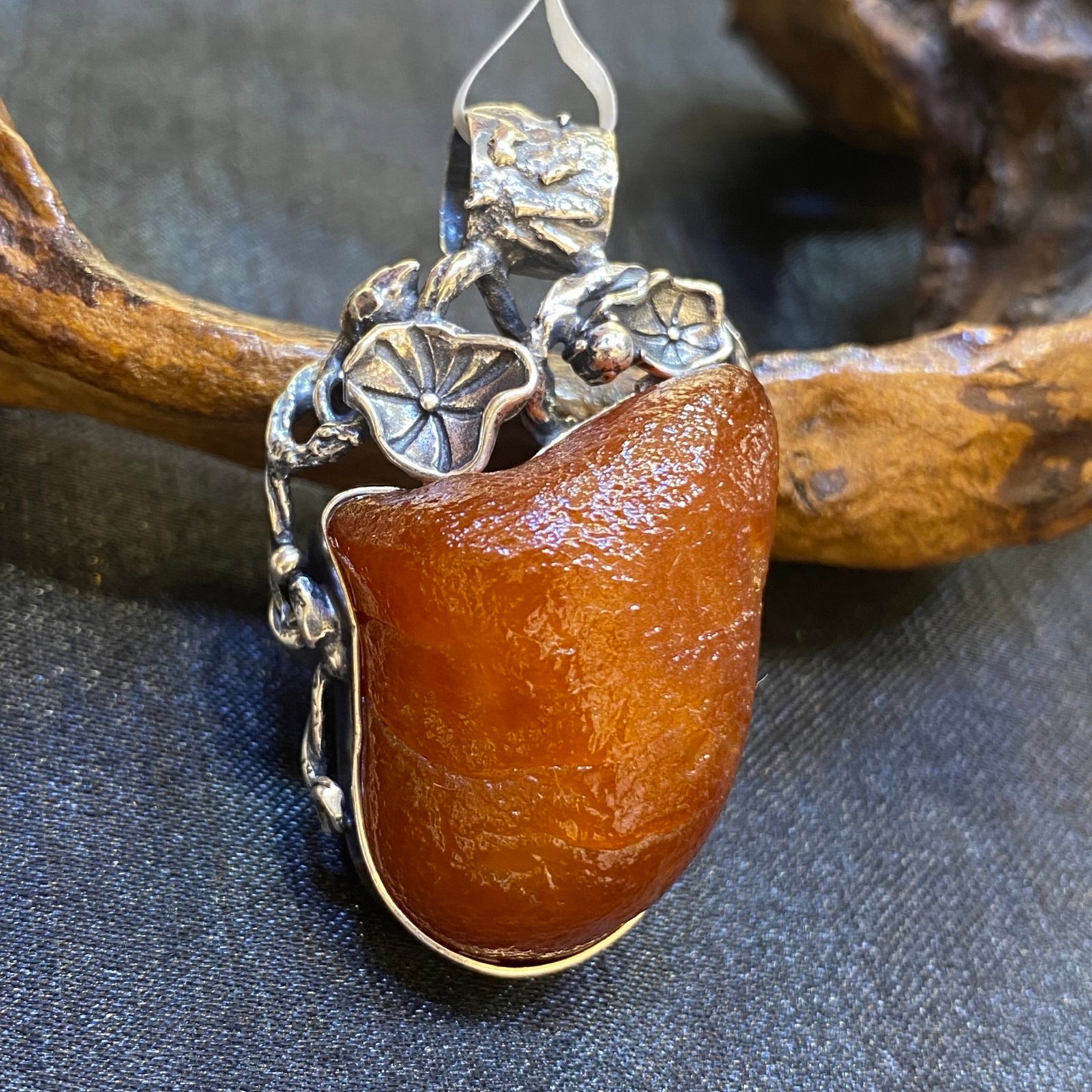 An Exquisite Beeswax Inlaid Silver Necklace: An Exquisite Beeswax Inlaid Silver Necklace,Size:1.1in,Weight:15.3g 蜜蜡镶银项链