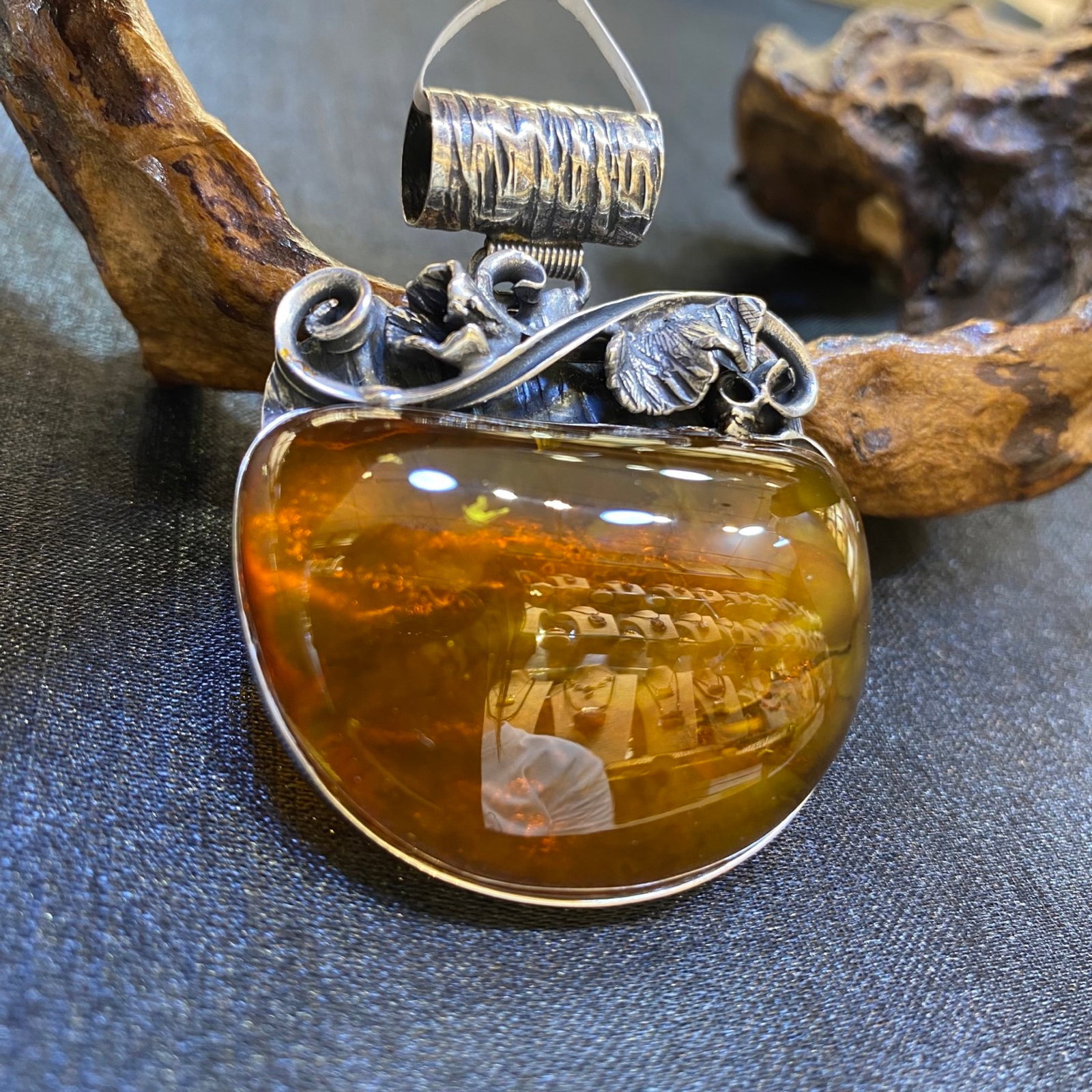 An Exquisite Beeswax Inlaid Silver Necklace: An Exquisite Beeswax Inlaid Silver Necklace,Size:1.7in,Weight:18.6g 蜜蜡镶银项链