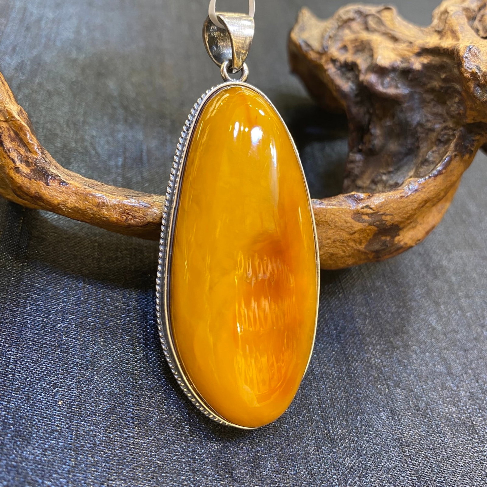 An Exquisite Beeswax Inlaid Silver Necklace: An Exquisite Beeswax Inlaid Silver Necklace,Size:1in,Weight:16.4g 蜜蜡镶银项链