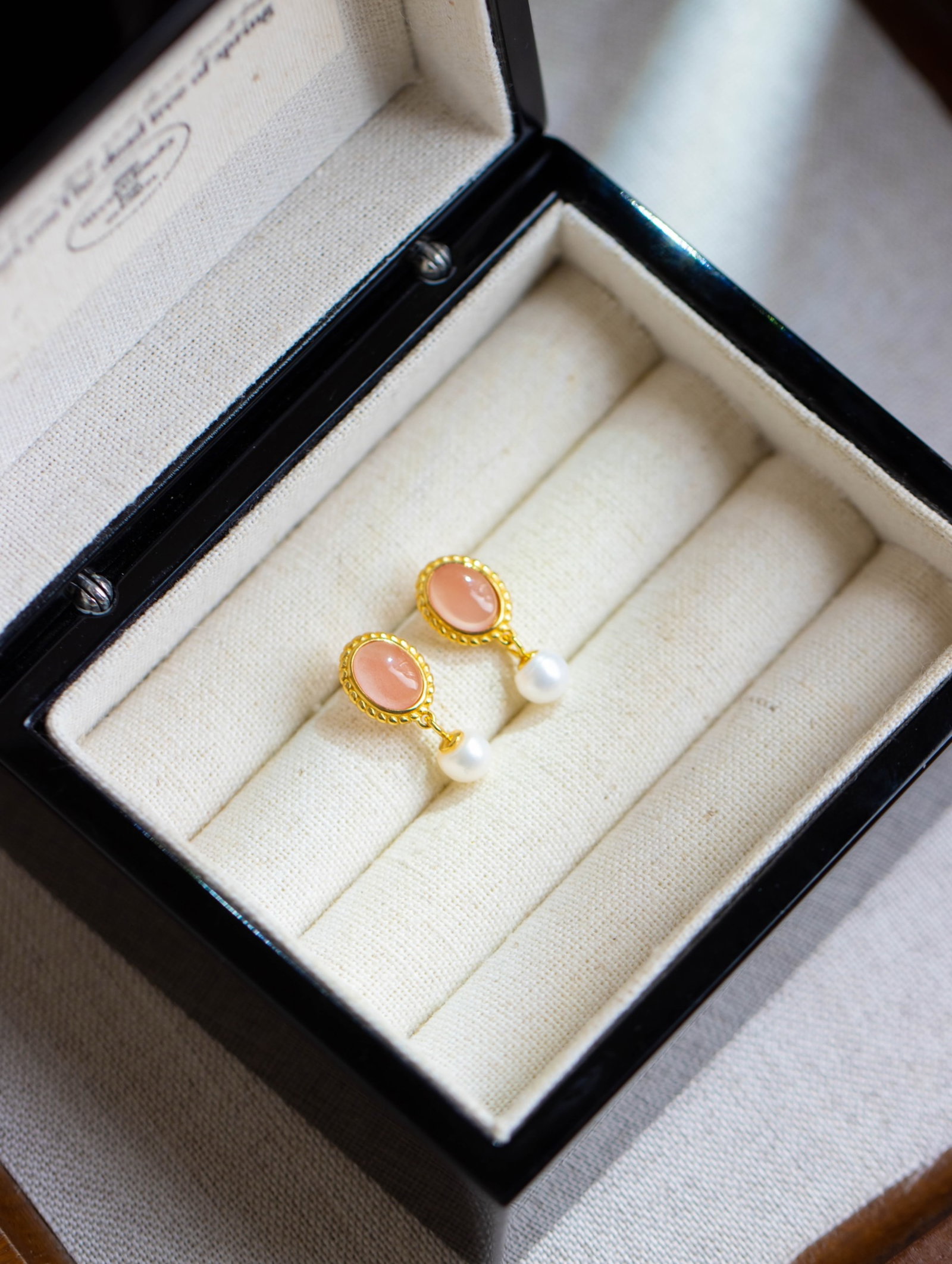 A Pair of Exquisite Sterling Silver-Gold Plated Inlaid Agate Earrings,Inlaid Pearls: A Pair of Exquisite Sterling Silver-Gold Plated Inlaid Agate Earrings,Inlaid Pearls 一对纯银镀金镶玛瑙耳环,嵌珍珠