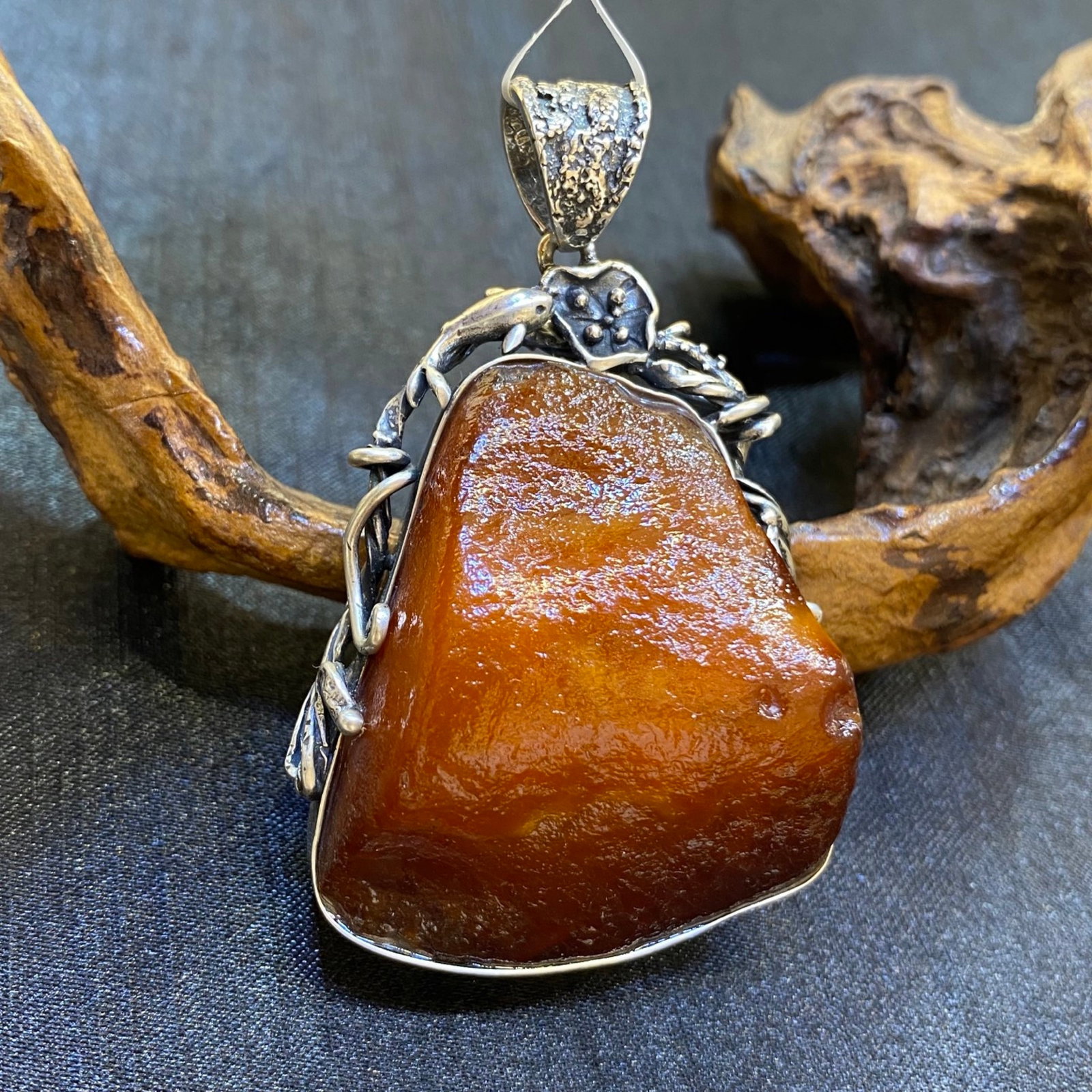 An Exquisite Beeswax Inlaid Silver Necklace: An Exquisite Beeswax Inlaid Silver Necklace,Size:1.6in,Weight:31.4g 蜜蜡镶银项链
